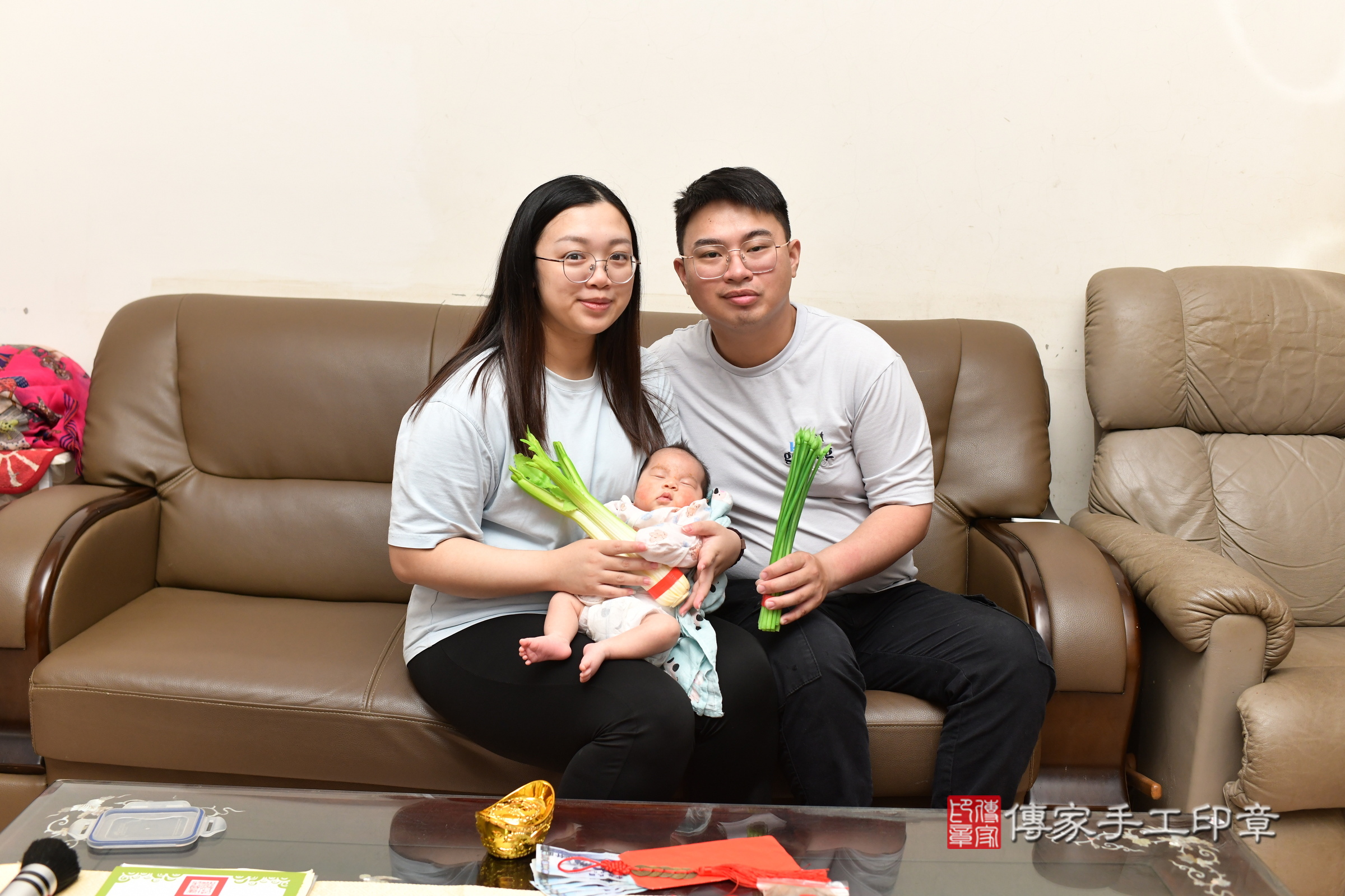 捷捷寶寶(桃園市楊梅區到府嬰兒捷捷寶寶滿月剃頭理髮、到府嬰兒剃胎毛儀式吉祥話)。到府剃頭剃胎毛主持、專業拍照、證書。★購買「臍帶章、肚臍章、胎毛筆刷印章」贈送：剃頭、收涎、抓周，三選一。2025.5.25，照片17
