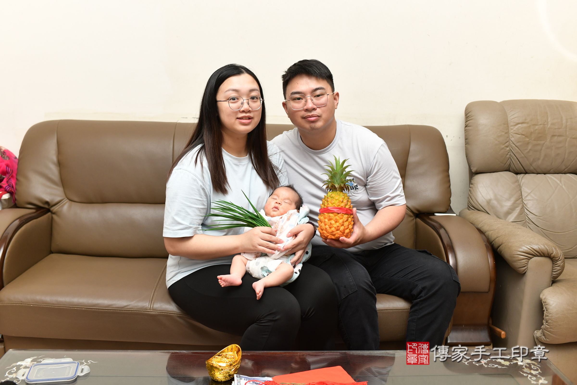 捷捷寶寶(桃園市楊梅區到府嬰兒捷捷寶寶滿月剃頭理髮、到府嬰兒剃胎毛儀式吉祥話)。到府剃頭剃胎毛主持、專業拍照、證書。★購買「臍帶章、肚臍章、胎毛筆刷印章」贈送：剃頭、收涎、抓周，三選一。2025.5.25，照片19