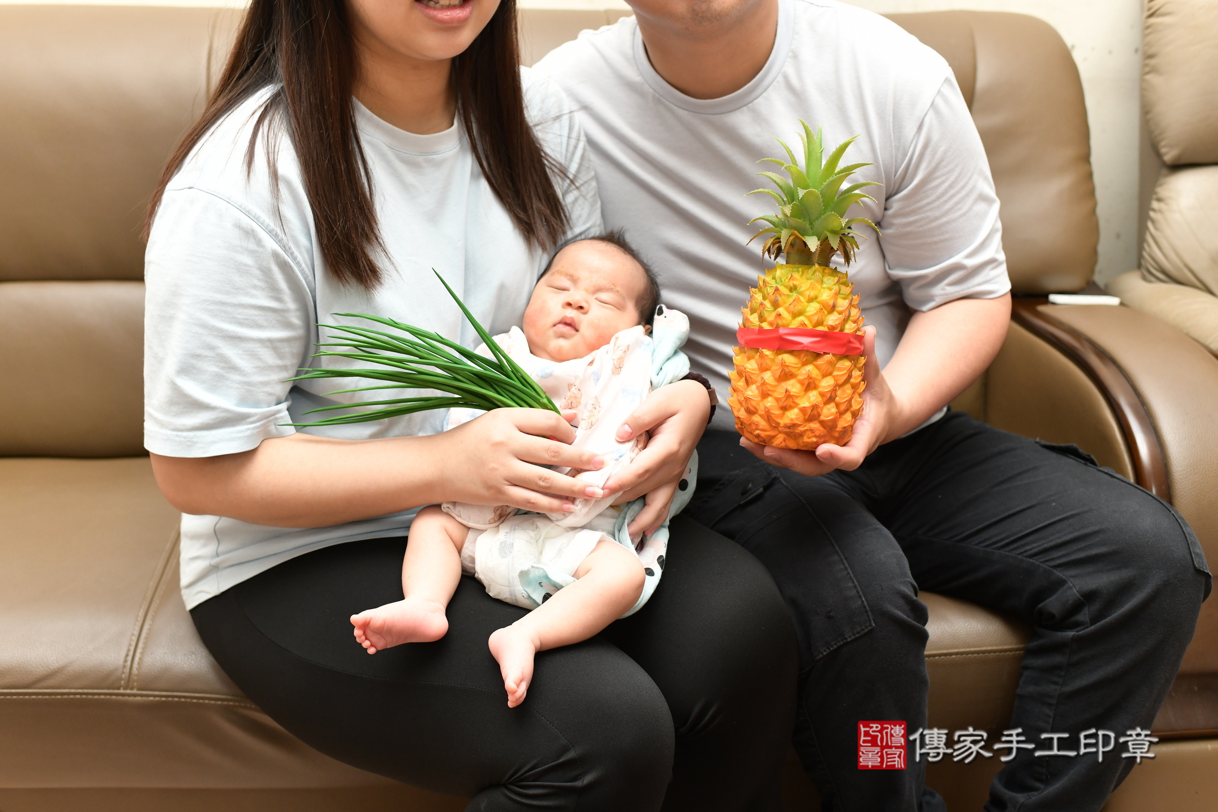捷捷寶寶(桃園市楊梅區到府嬰兒捷捷寶寶滿月剃頭理髮、到府嬰兒剃胎毛儀式吉祥話)。到府剃頭剃胎毛主持、專業拍照、證書。★購買「臍帶章、肚臍章、胎毛筆刷印章」贈送：剃頭、收涎、抓周，三選一。2025.5.25，照片20