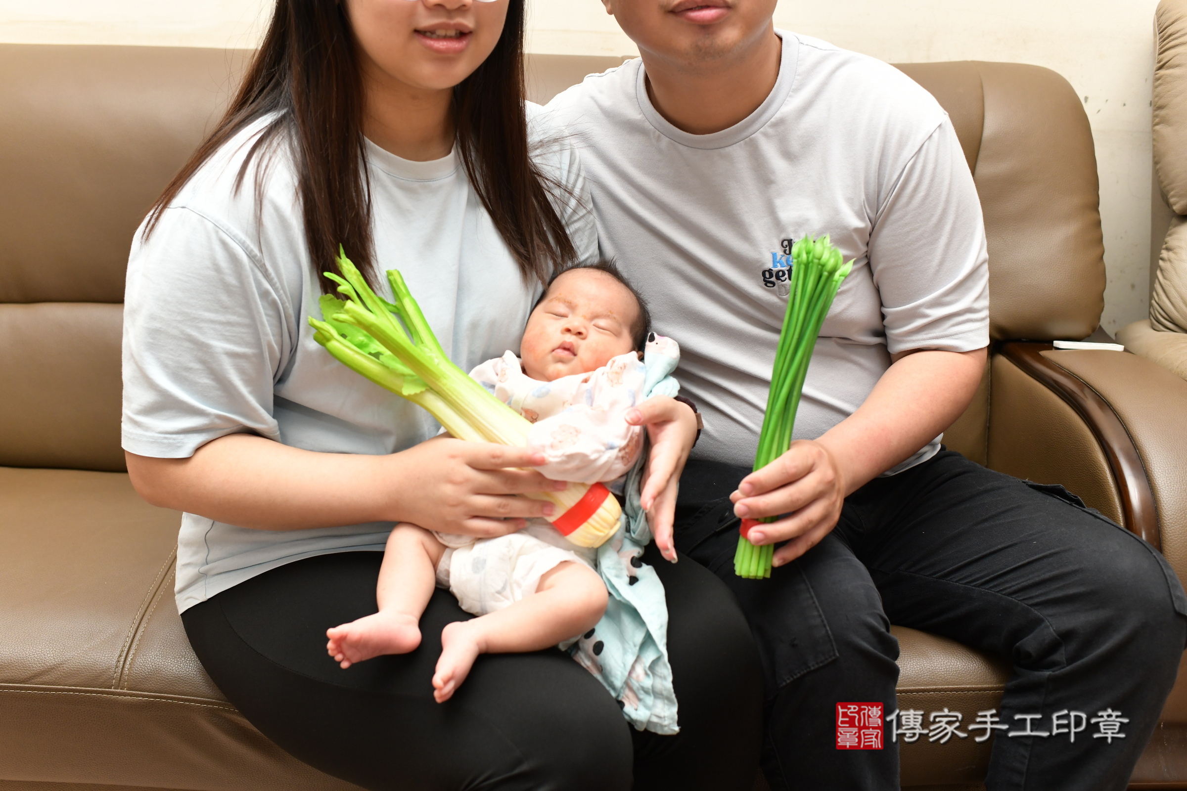 捷捷寶寶(桃園市楊梅區到府嬰兒捷捷寶寶滿月剃頭理髮、到府嬰兒剃胎毛儀式吉祥話)。到府剃頭剃胎毛主持、專業拍照、證書。★購買「臍帶章、肚臍章、胎毛筆刷印章」贈送：剃頭、收涎、抓周，三選一。2025.5.25，照片18