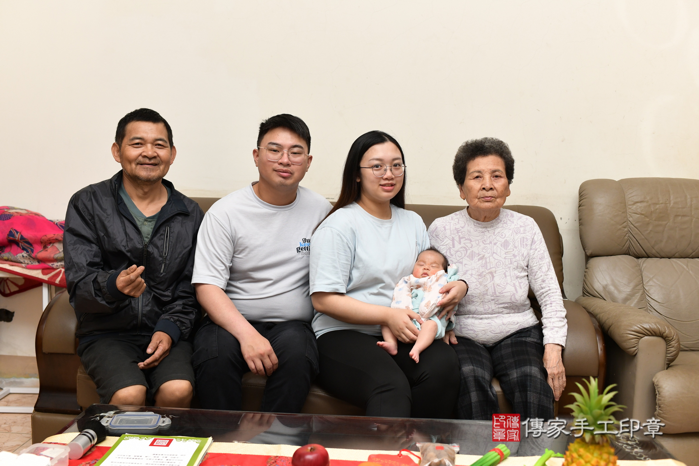 捷捷寶寶(桃園市楊梅區到府嬰兒捷捷寶寶滿月剃頭理髮、到府嬰兒剃胎毛儀式吉祥話)。到府剃頭剃胎毛主持、專業拍照、證書。★購買「臍帶章、肚臍章、胎毛筆刷印章」贈送：剃頭、收涎、抓周，三選一。2025.5.25，照片5