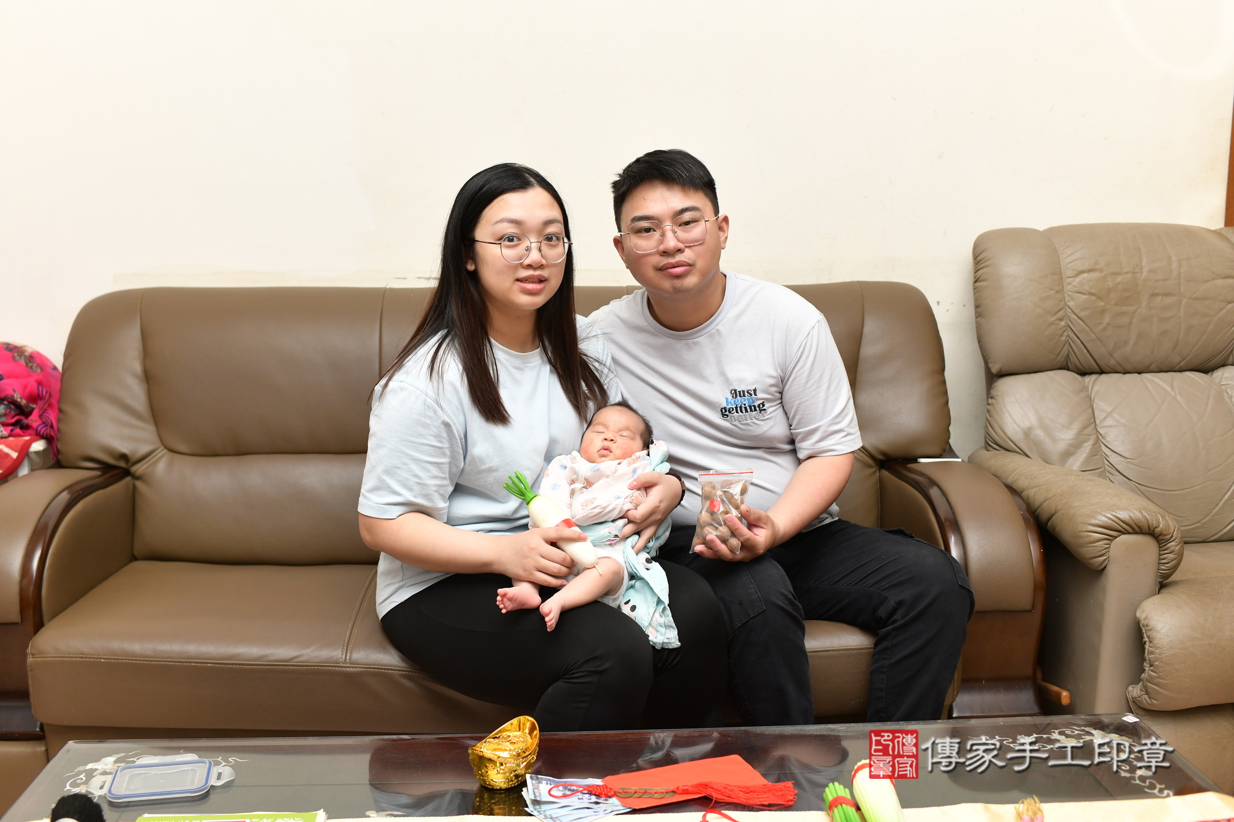 捷捷寶寶(桃園市楊梅區到府嬰兒捷捷寶寶滿月剃頭理髮、到府嬰兒剃胎毛儀式吉祥話)。到府剃頭剃胎毛主持、專業拍照、證書。★購買「臍帶章、肚臍章、胎毛筆刷印章」贈送：剃頭、收涎、抓周，三選一。2025.5.25，照片15
