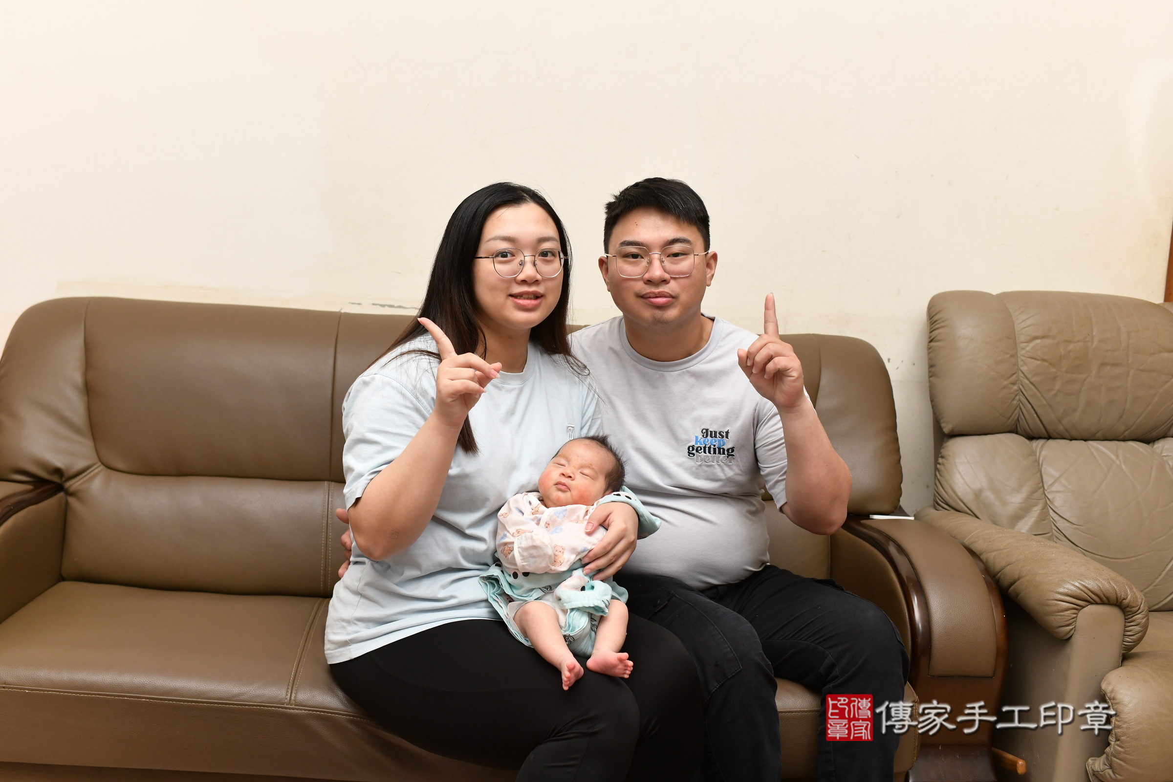 捷捷寶寶(桃園市楊梅區到府嬰兒捷捷寶寶滿月剃頭理髮、到府嬰兒剃胎毛儀式吉祥話)。到府剃頭剃胎毛主持、專業拍照、證書。★購買「臍帶章、肚臍章、胎毛筆刷印章」贈送：剃頭、收涎、抓周，三選一。2025.5.25，照片4