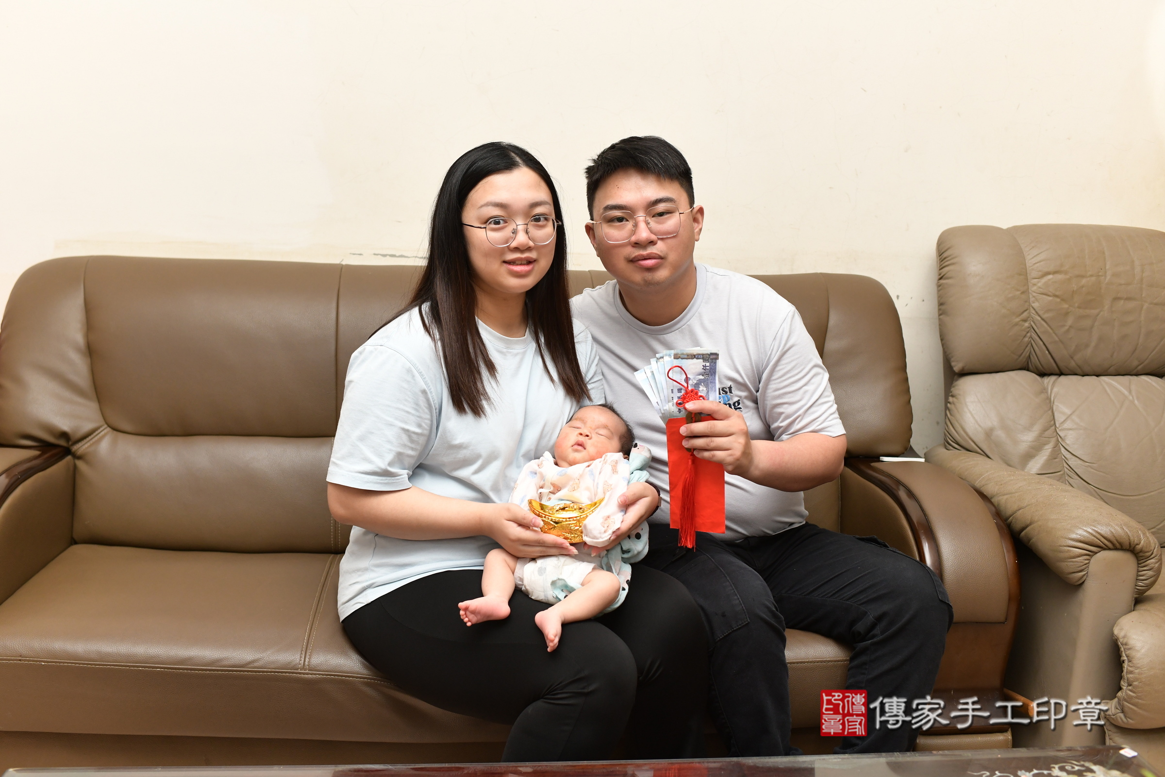 捷捷寶寶(桃園市楊梅區到府嬰兒捷捷寶寶滿月剃頭理髮、到府嬰兒剃胎毛儀式吉祥話)。到府剃頭剃胎毛主持、專業拍照、證書。★購買「臍帶章、肚臍章、胎毛筆刷印章」贈送：剃頭、收涎、抓周，三選一。2025.5.25，照片21