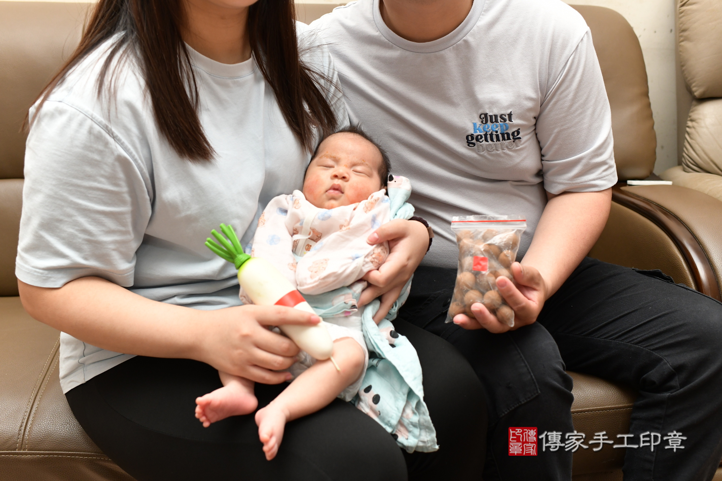 捷捷寶寶(桃園市楊梅區到府嬰兒捷捷寶寶滿月剃頭理髮、到府嬰兒剃胎毛儀式吉祥話)。到府剃頭剃胎毛主持、專業拍照、證書。★購買「臍帶章、肚臍章、胎毛筆刷印章」贈送：剃頭、收涎、抓周，三選一。2025.5.25，照片16