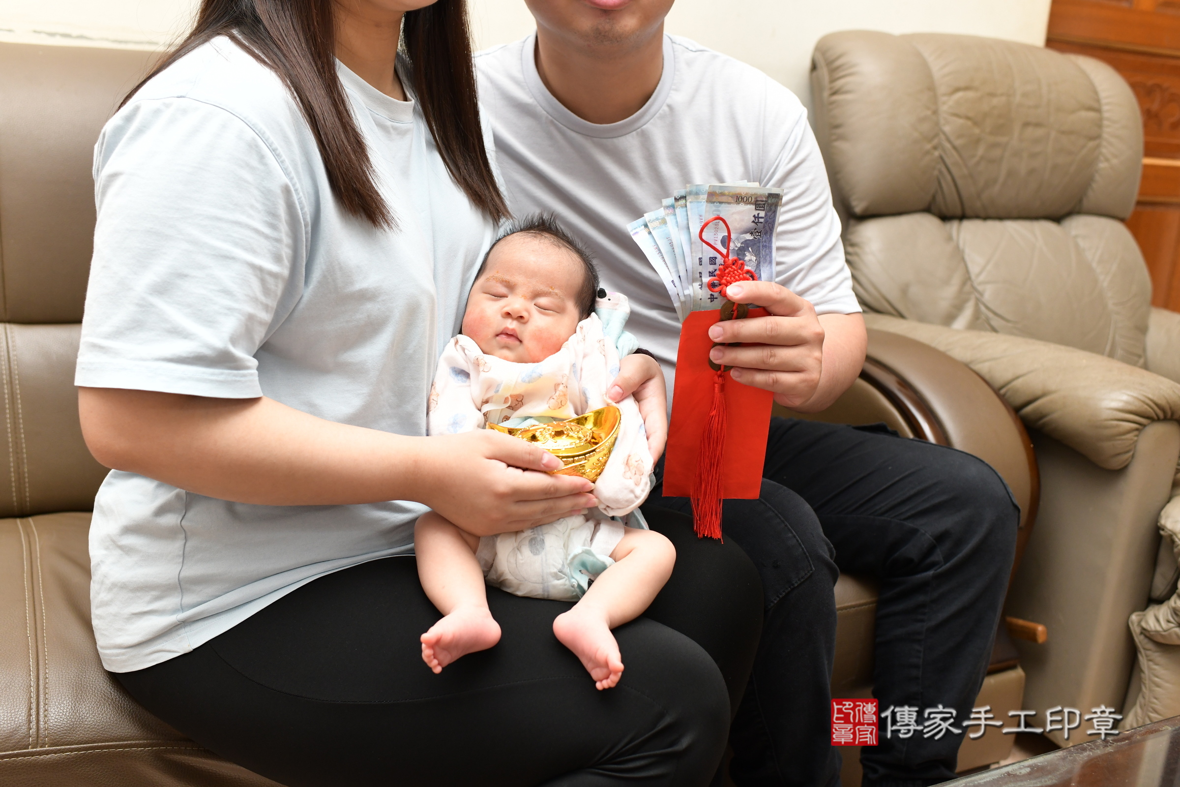 捷捷寶寶(桃園市楊梅區到府嬰兒捷捷寶寶滿月剃頭理髮、到府嬰兒剃胎毛儀式吉祥話)。到府剃頭剃胎毛主持、專業拍照、證書。★購買「臍帶章、肚臍章、胎毛筆刷印章」贈送：剃頭、收涎、抓周，三選一。2025.5.25，照片22