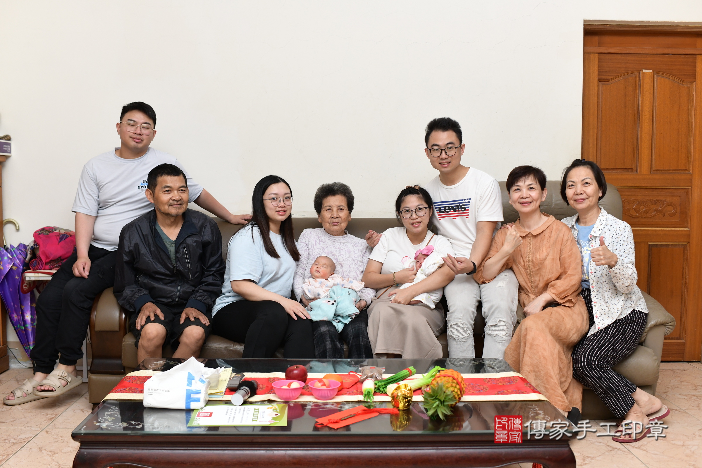 捷捷寶寶(桃園市楊梅區到府嬰兒捷捷寶寶滿月剃頭理髮、到府嬰兒剃胎毛儀式吉祥話)。到府剃頭剃胎毛主持、專業拍照、證書。★購買「臍帶章、肚臍章、胎毛筆刷印章」贈送：剃頭、收涎、抓周，三選一。2025.5.25，照片27