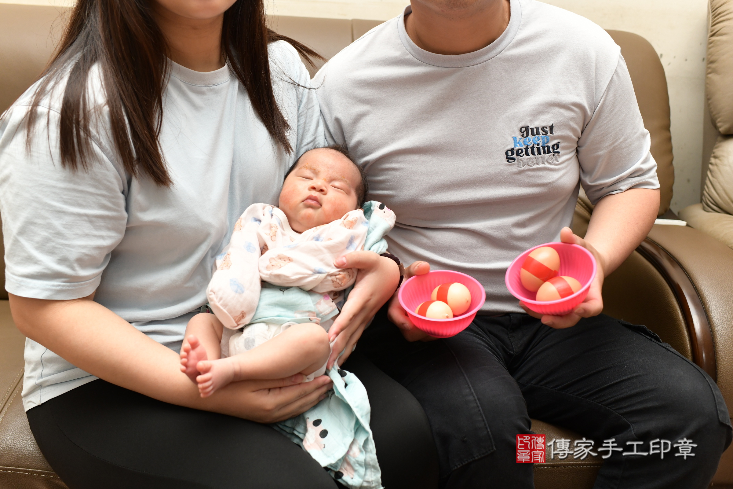 捷捷寶寶(桃園市楊梅區到府嬰兒捷捷寶寶滿月剃頭理髮、到府嬰兒剃胎毛儀式吉祥話)。到府剃頭剃胎毛主持、專業拍照、證書。★購買「臍帶章、肚臍章、胎毛筆刷印章」贈送：剃頭、收涎、抓周，三選一。2025.5.25，照片10