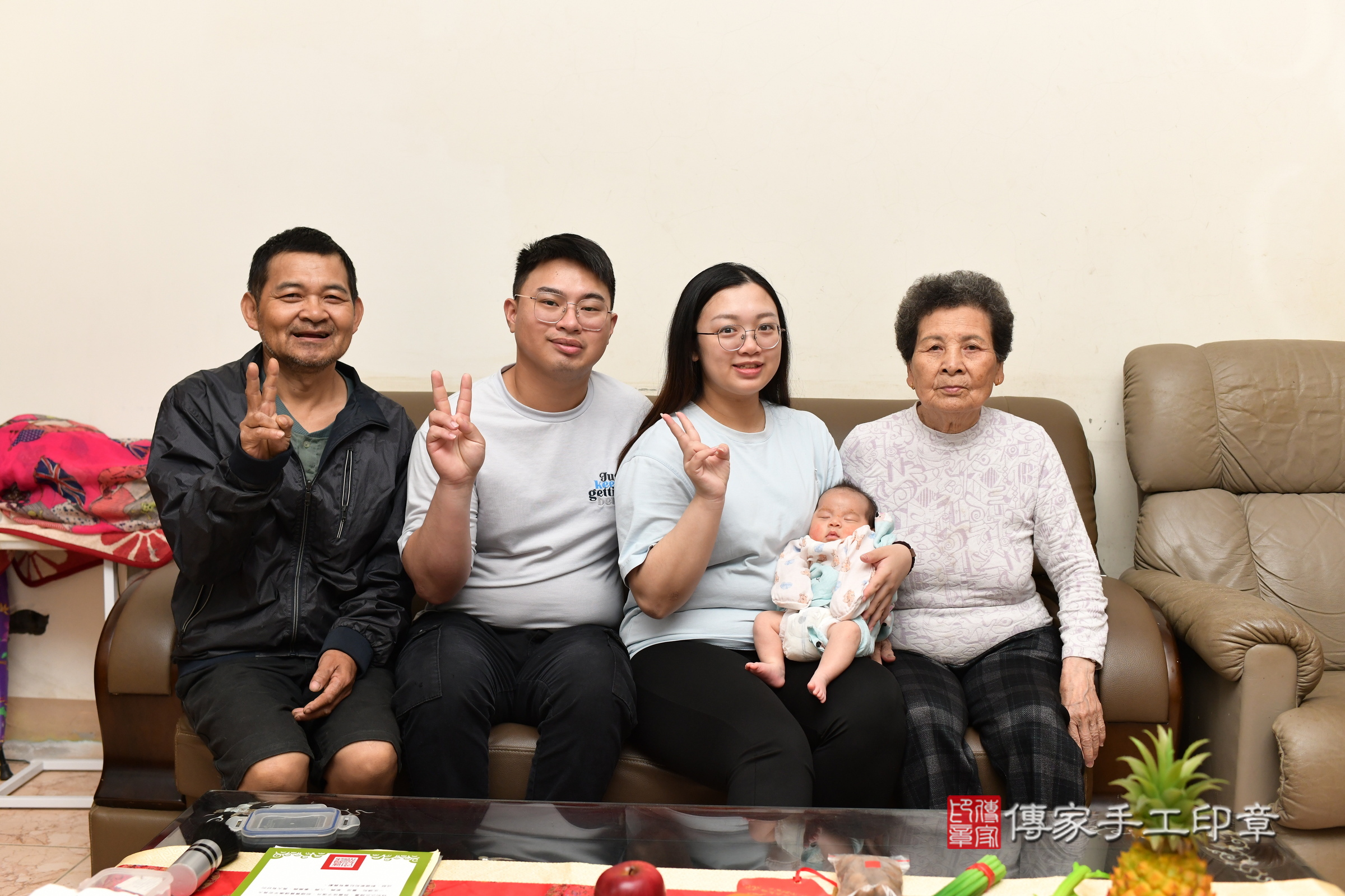 捷捷寶寶(桃園市楊梅區到府嬰兒捷捷寶寶滿月剃頭理髮、到府嬰兒剃胎毛儀式吉祥話)。到府剃頭剃胎毛主持、專業拍照、證書。★購買「臍帶章、肚臍章、胎毛筆刷印章」贈送：剃頭、收涎、抓周，三選一。2025.5.25，照片6