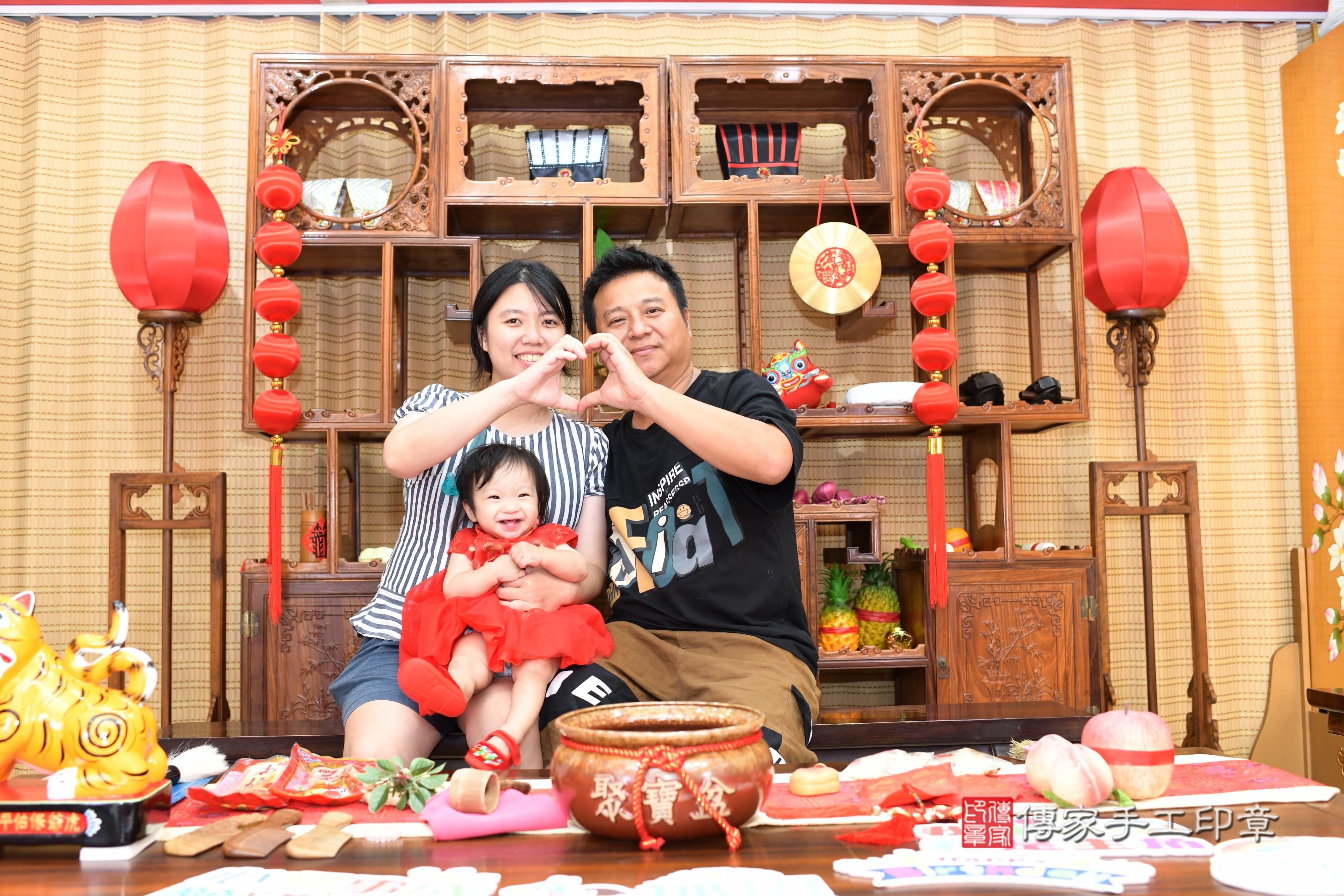 傳家手工印章台南店、抓周、度脺、中國風會場、傳家嬰兒古禮、吉祥話、抓周道具物品24種、拍照。抓周證書。寶寶抓周、滿周歲、生日快樂、祝福