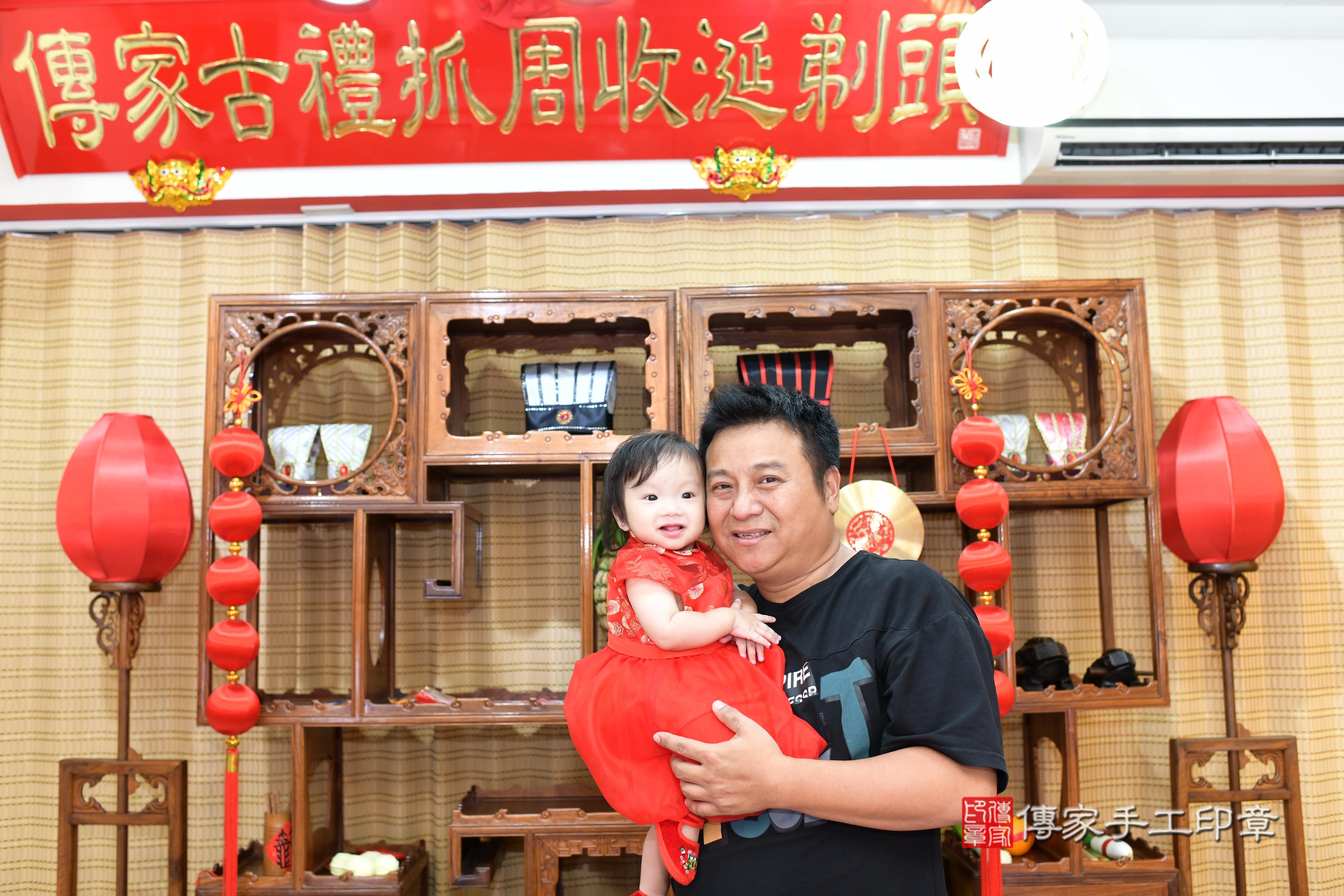 傳家手工印章台南店、抓周、度脺、中國風會場、傳家嬰兒古禮、吉祥話、抓周道具物品24種、拍照。抓周證書。寶寶抓周、滿周歲、生日快樂、祝福
