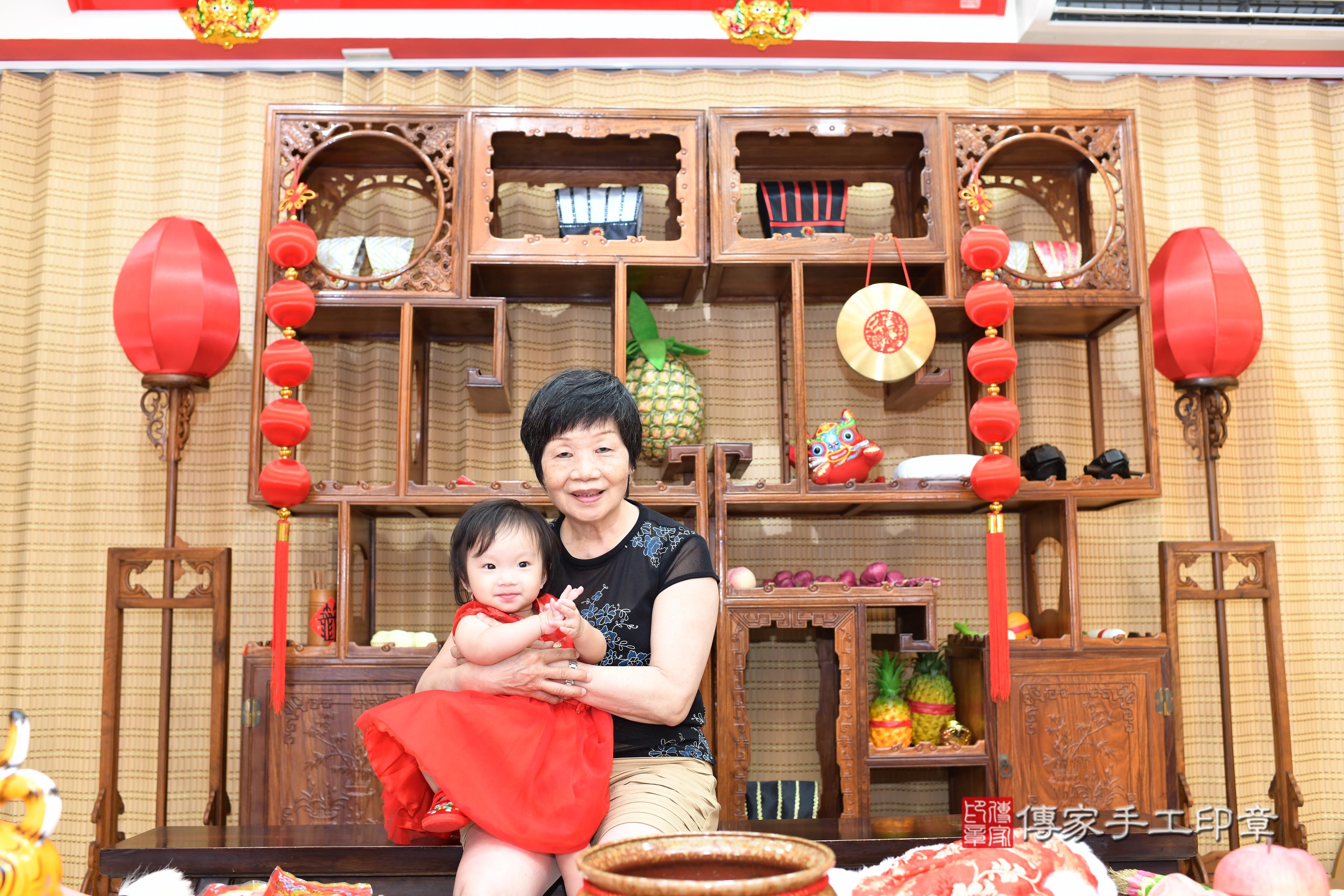 傳家手工印章台南店、抓周、度脺、中國風會場、傳家嬰兒古禮、吉祥話、抓周道具物品24種、拍照。抓周證書。寶寶抓周、滿周歲、生日快樂、祝福