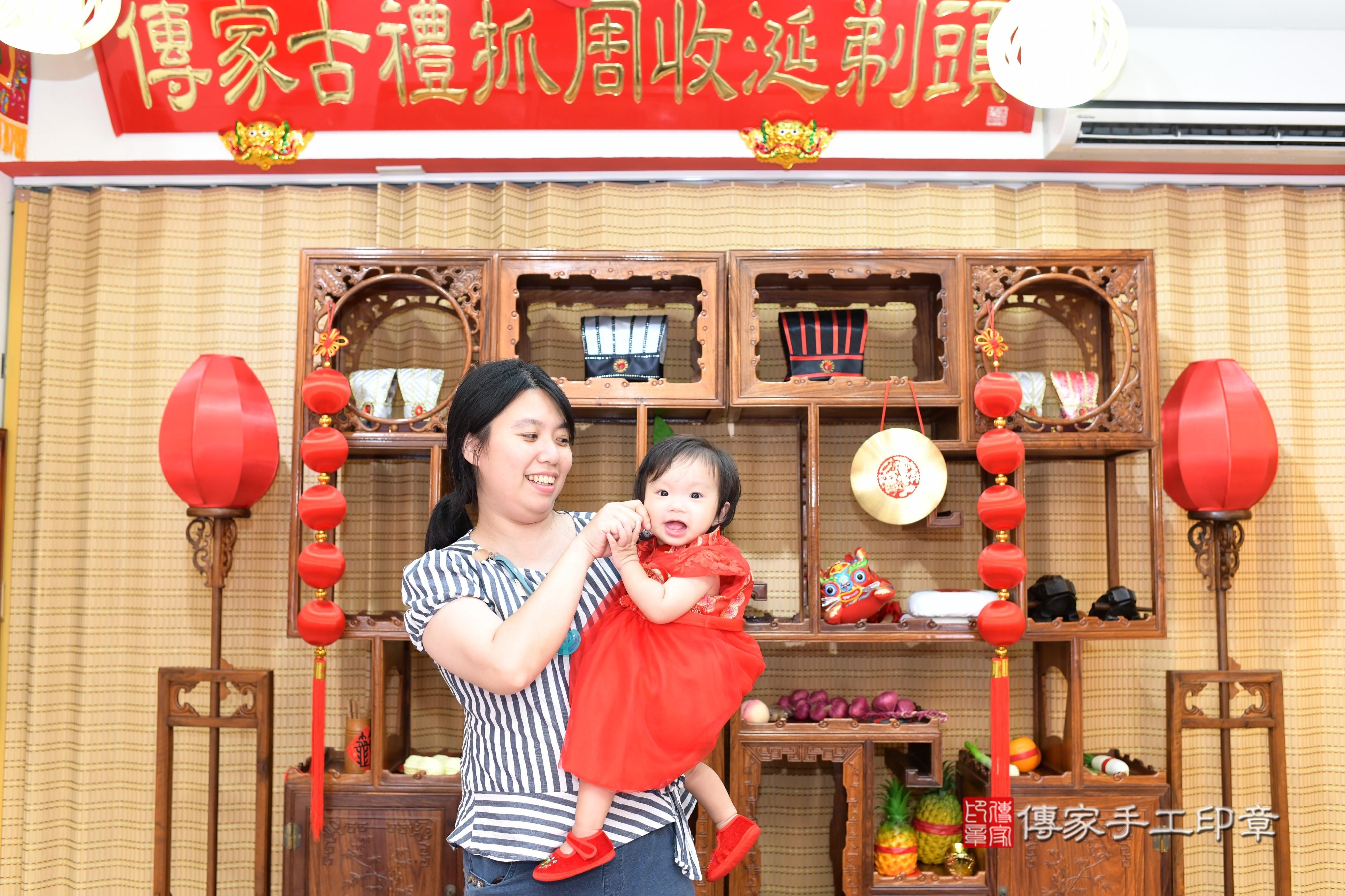 傳家手工印章台南店、抓周、度脺、中國風會場、傳家嬰兒古禮、吉祥話、抓周道具物品24種、拍照。抓周證書。寶寶抓周、滿周歲、生日快樂、祝福