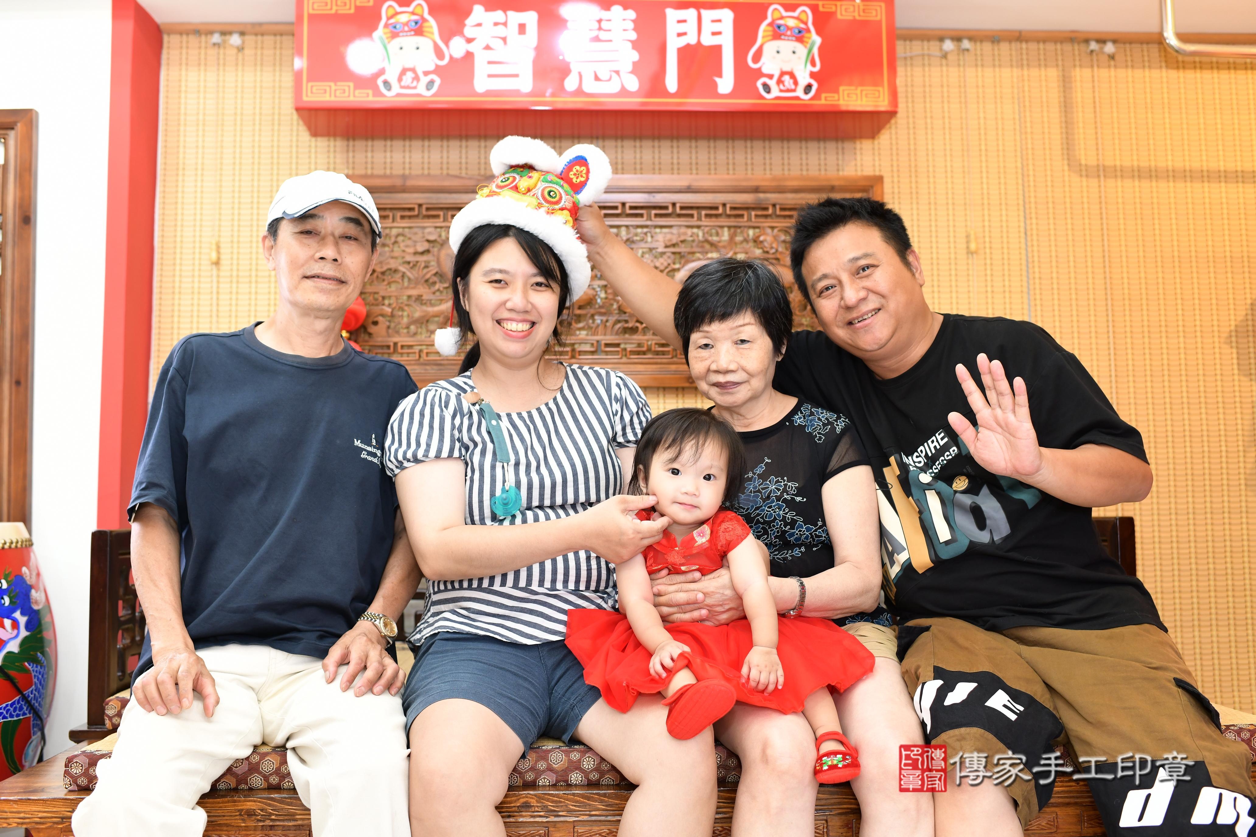 傳家手工印章台南店、抓周、度脺、中國風會場、傳家嬰兒古禮、吉祥話、抓周道具物品24種、拍照。抓周證書。寶寶抓周、滿周歲、生日快樂、祝福