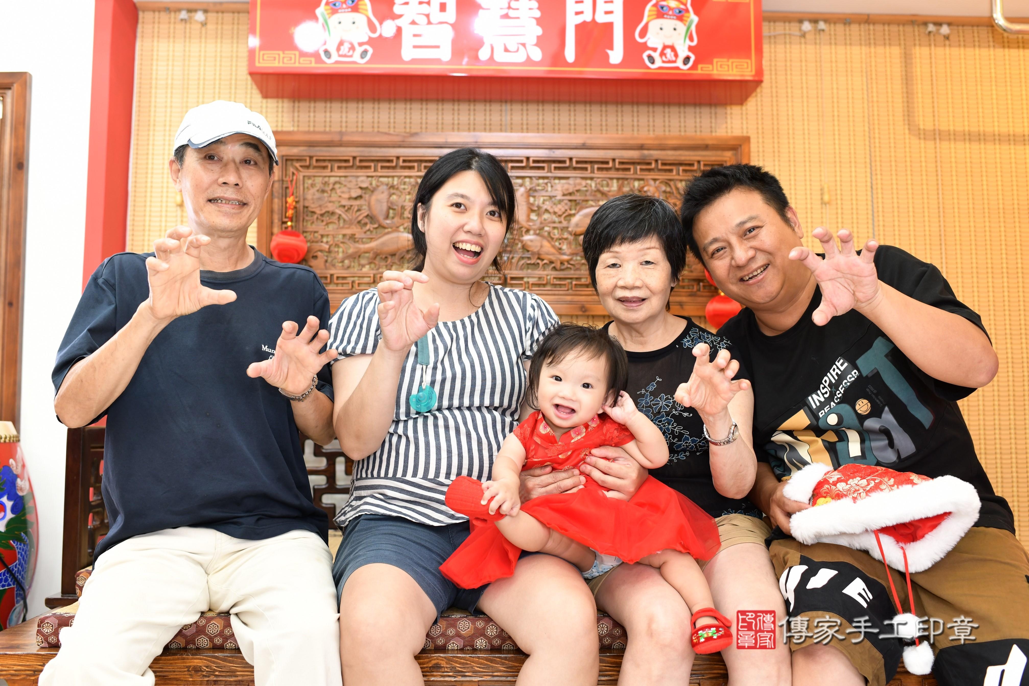 傳家手工印章台南店、抓周、度脺、中國風會場、傳家嬰兒古禮、吉祥話、抓周道具物品24種、拍照。抓周證書。寶寶抓周、滿周歲、生日快樂、祝福