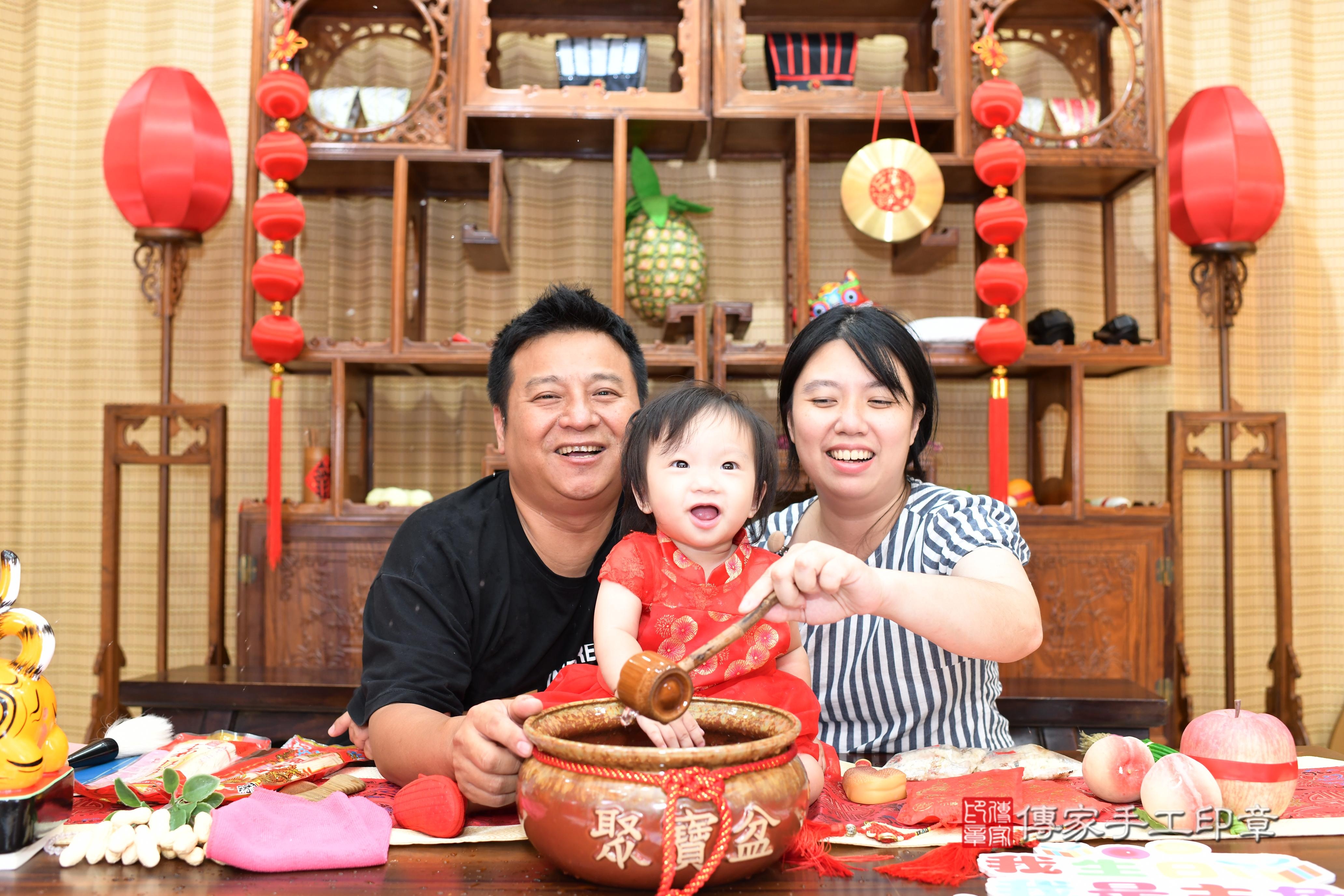傳家手工印章台南店、抓周、度脺、中國風會場、傳家嬰兒古禮、吉祥話、抓周道具物品24種、拍照。抓周證書。寶寶抓周、滿周歲、生日快樂、祝福