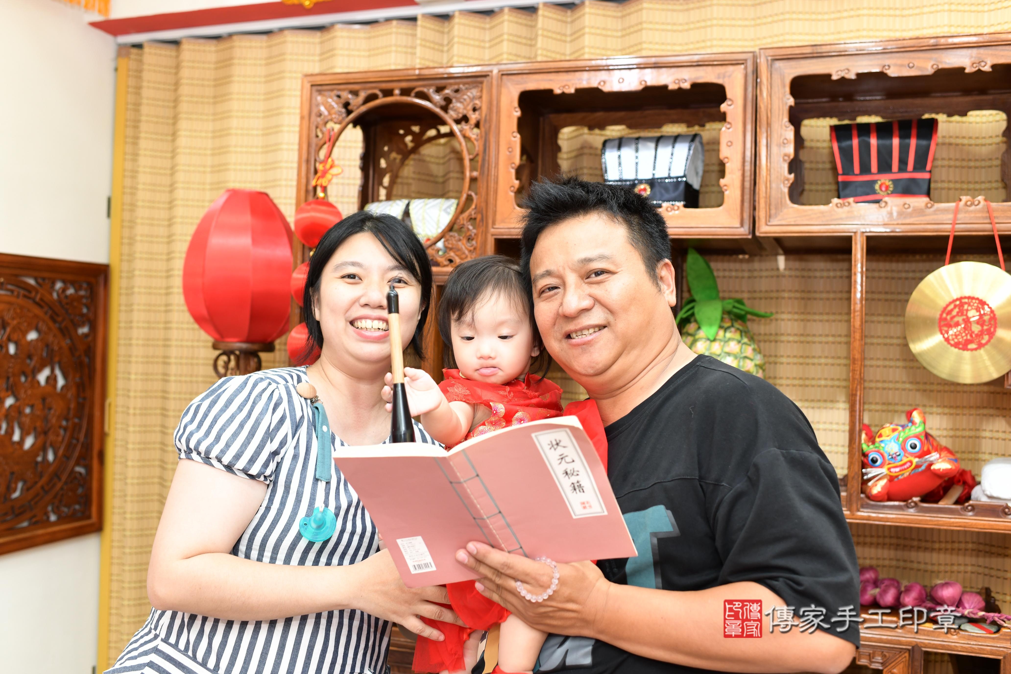 傳家手工印章台南店、抓周、度脺、中國風會場、傳家嬰兒古禮、吉祥話、抓周道具物品24種、拍照。抓周證書。寶寶抓周、滿周歲、生日快樂、祝福