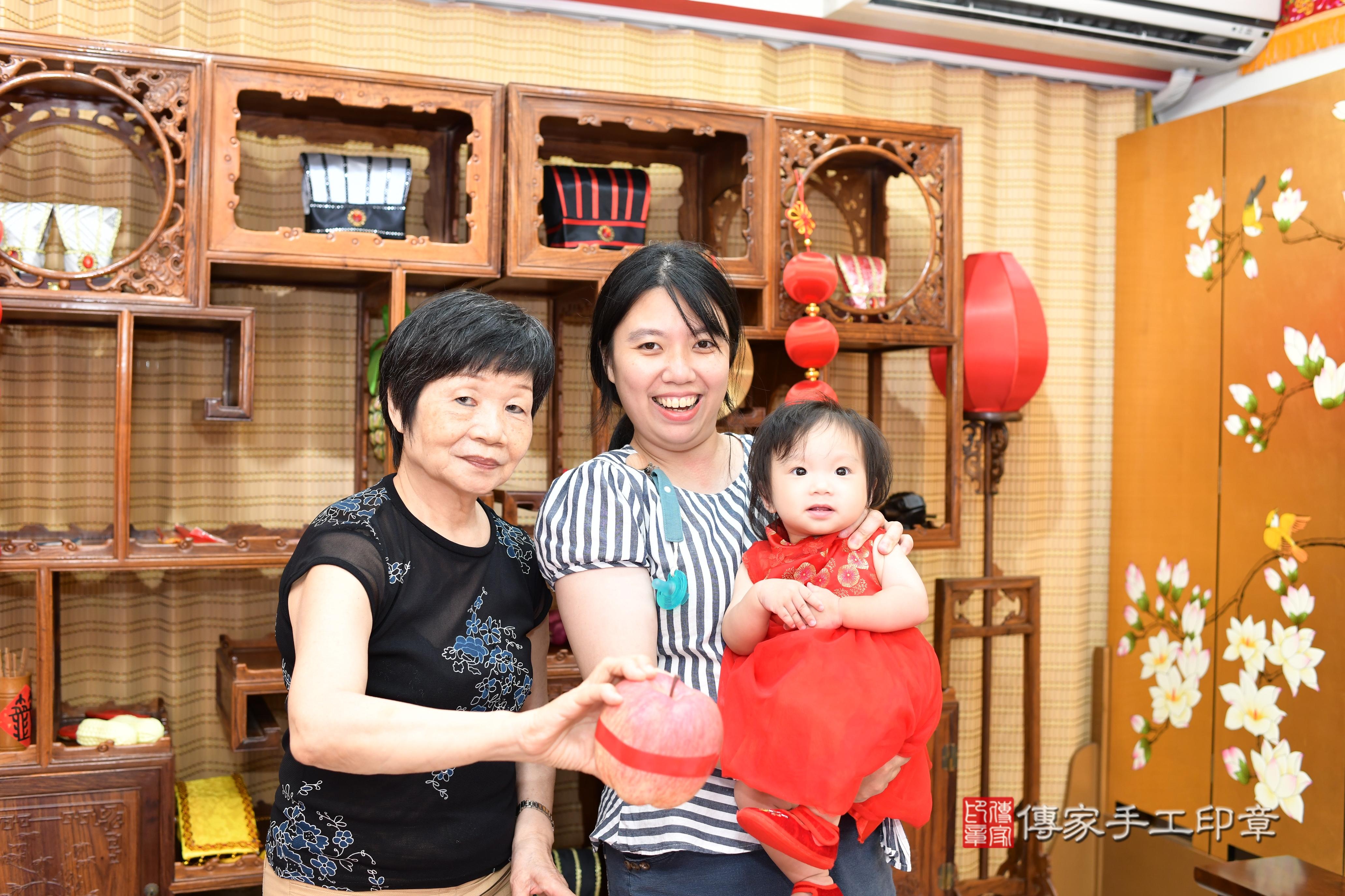 傳家手工印章台南店、抓周、度脺、中國風會場、傳家嬰兒古禮、吉祥話、抓周道具物品24種、拍照。抓周證書。寶寶抓周、滿周歲、生日快樂、祝福