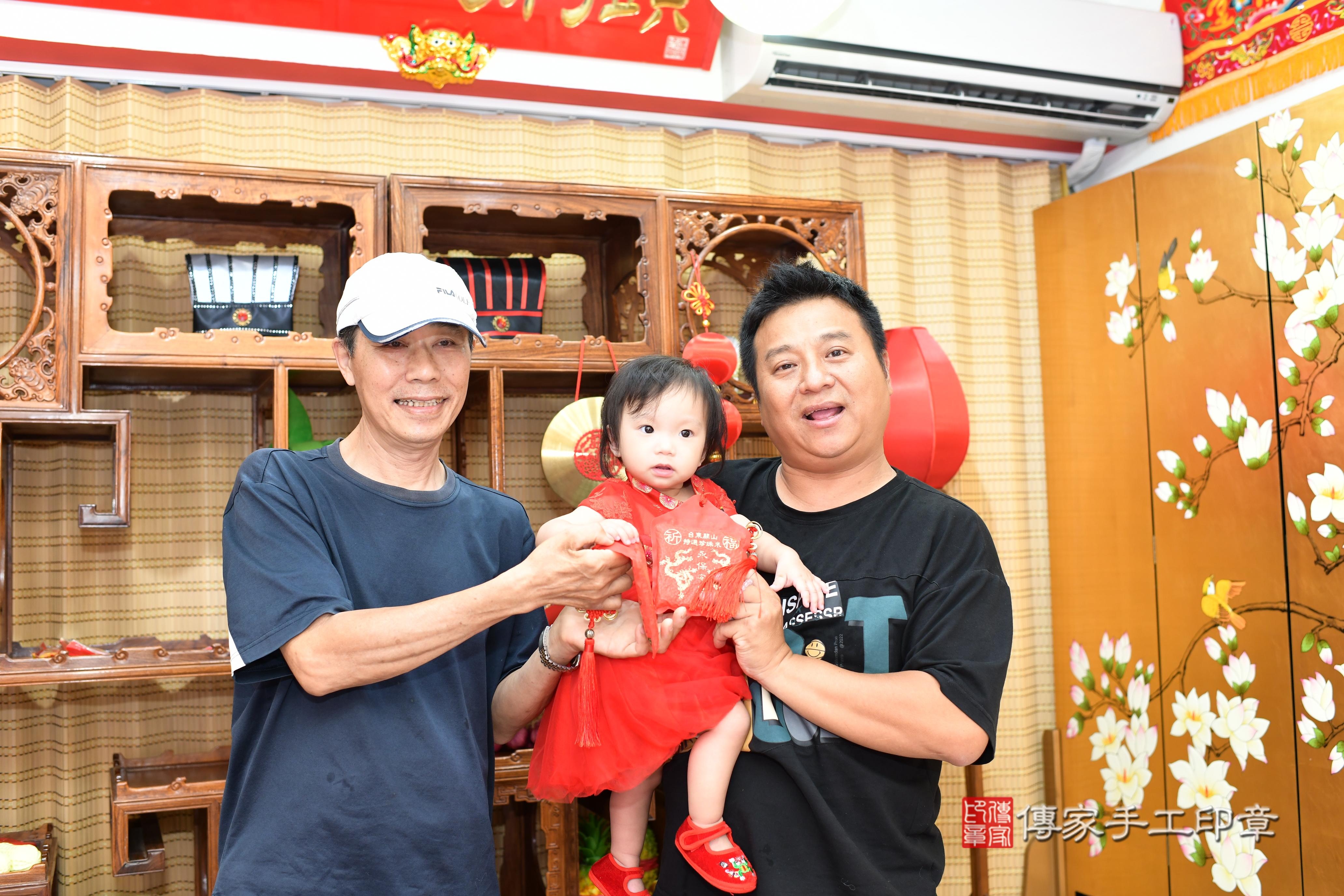 傳家手工印章台南店、抓周、度脺、中國風會場、傳家嬰兒古禮、吉祥話、抓周道具物品24種、拍照。抓周證書。寶寶抓周、滿周歲、生日快樂、祝福