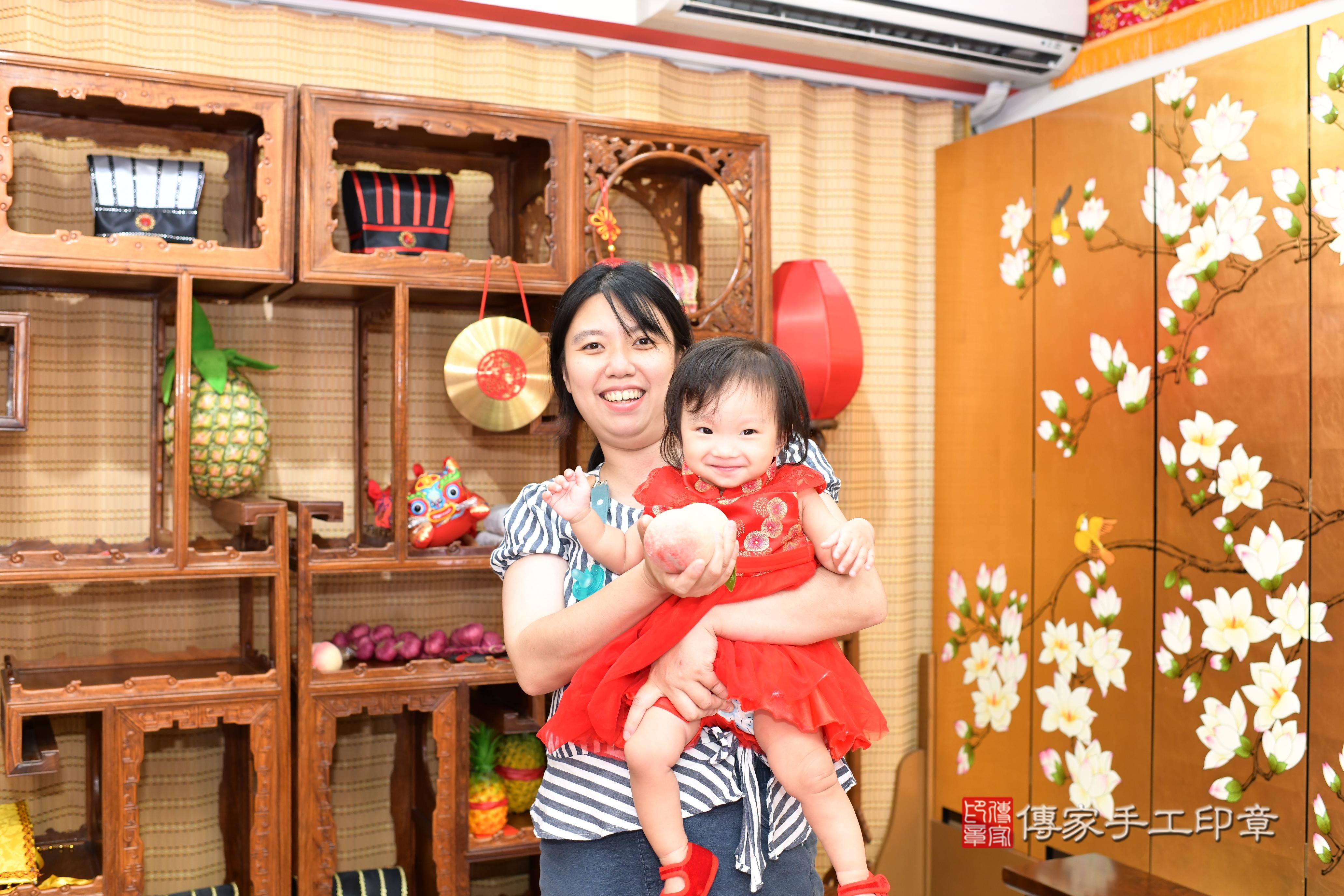 傳家手工印章台南店、抓周、度脺、中國風會場、傳家嬰兒古禮、吉祥話、抓周道具物品24種、拍照。抓周證書。寶寶抓周、滿周歲、生日快樂、祝福