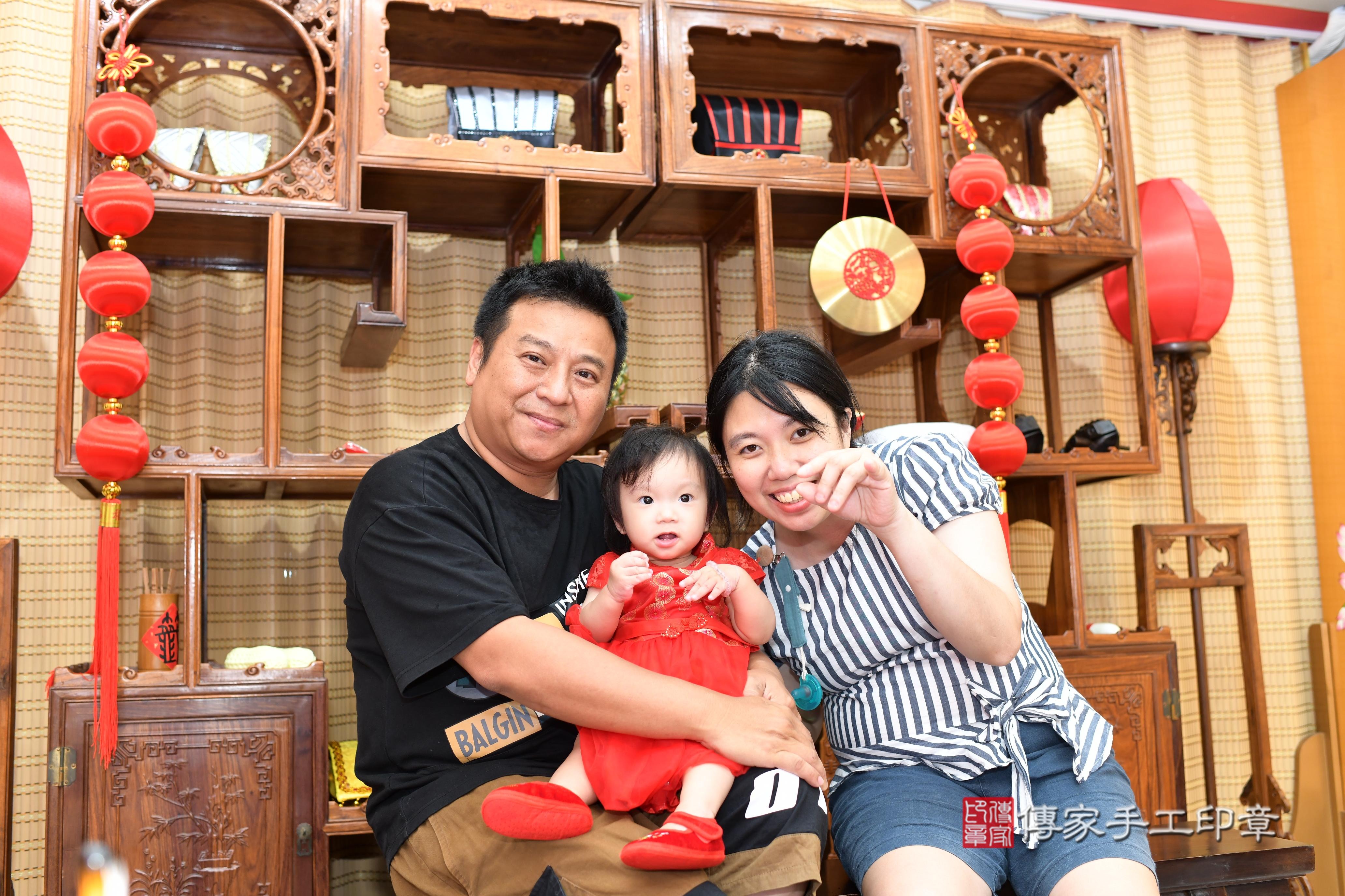 傳家手工印章台南店、抓周、度脺、中國風會場、傳家嬰兒古禮、吉祥話、抓周道具物品24種、拍照。抓周證書。寶寶抓周、滿周歲、生日快樂、祝福