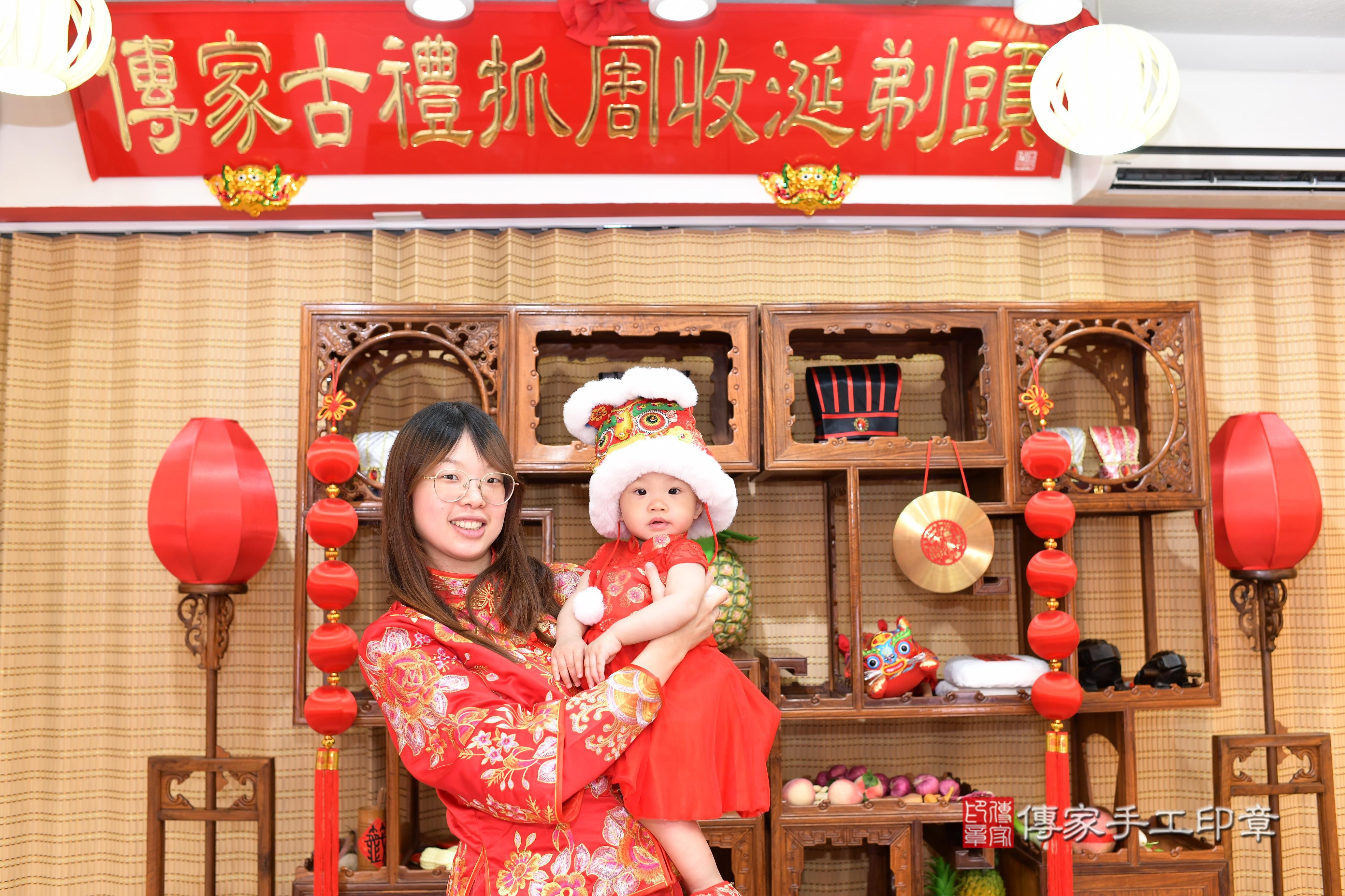 傳家手工印章台南店、抓周、度脺、中國風會場、傳家嬰兒古禮、吉祥話、抓周道具物品24種、拍照。抓周證書。寶寶抓周、滿周歲、生日快樂、祝福