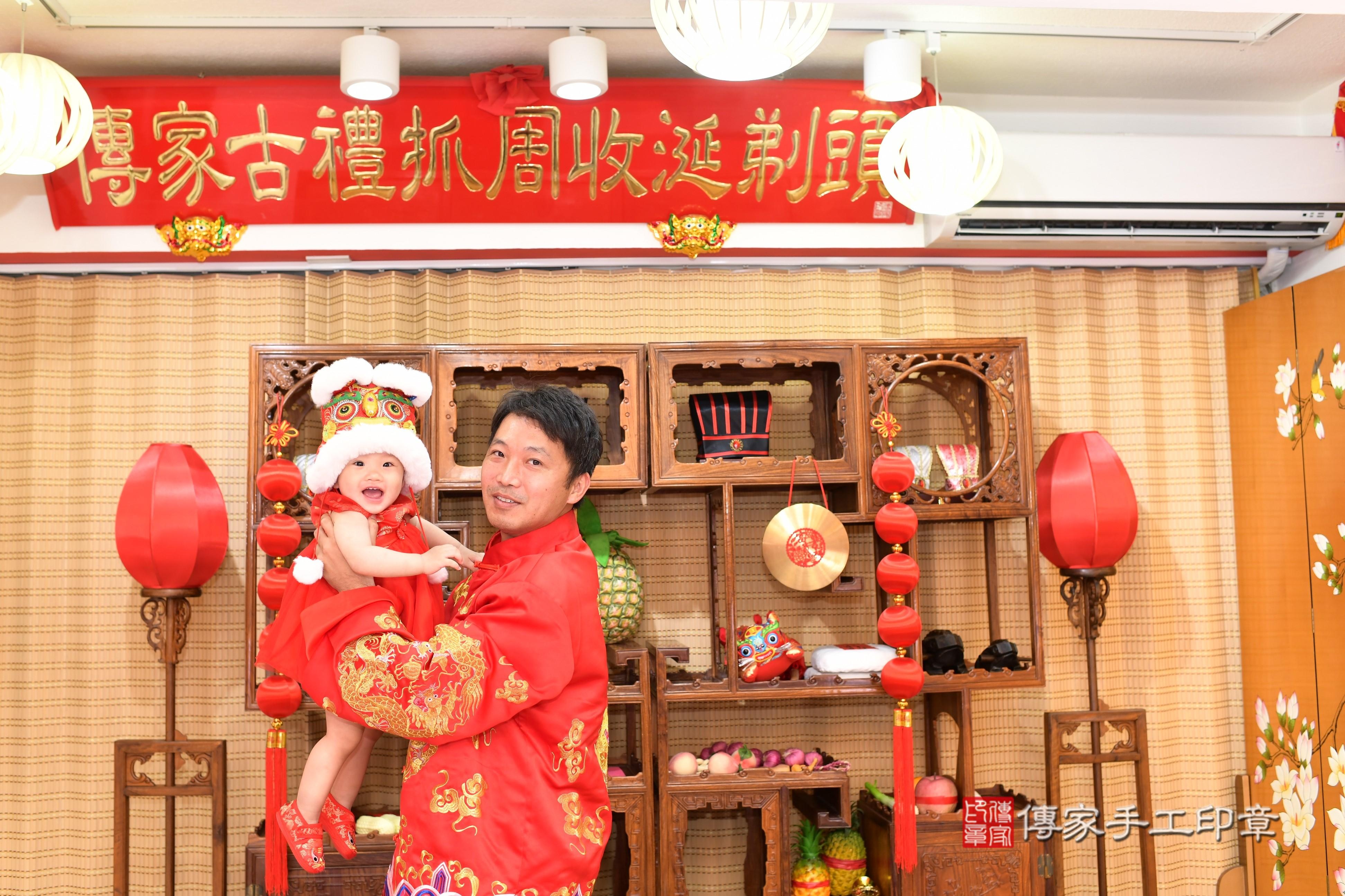 傳家手工印章台南店、抓周、度脺、中國風會場、傳家嬰兒古禮、吉祥話、抓周道具物品24種、拍照。抓周證書。寶寶抓周、滿周歲、生日快樂、祝福