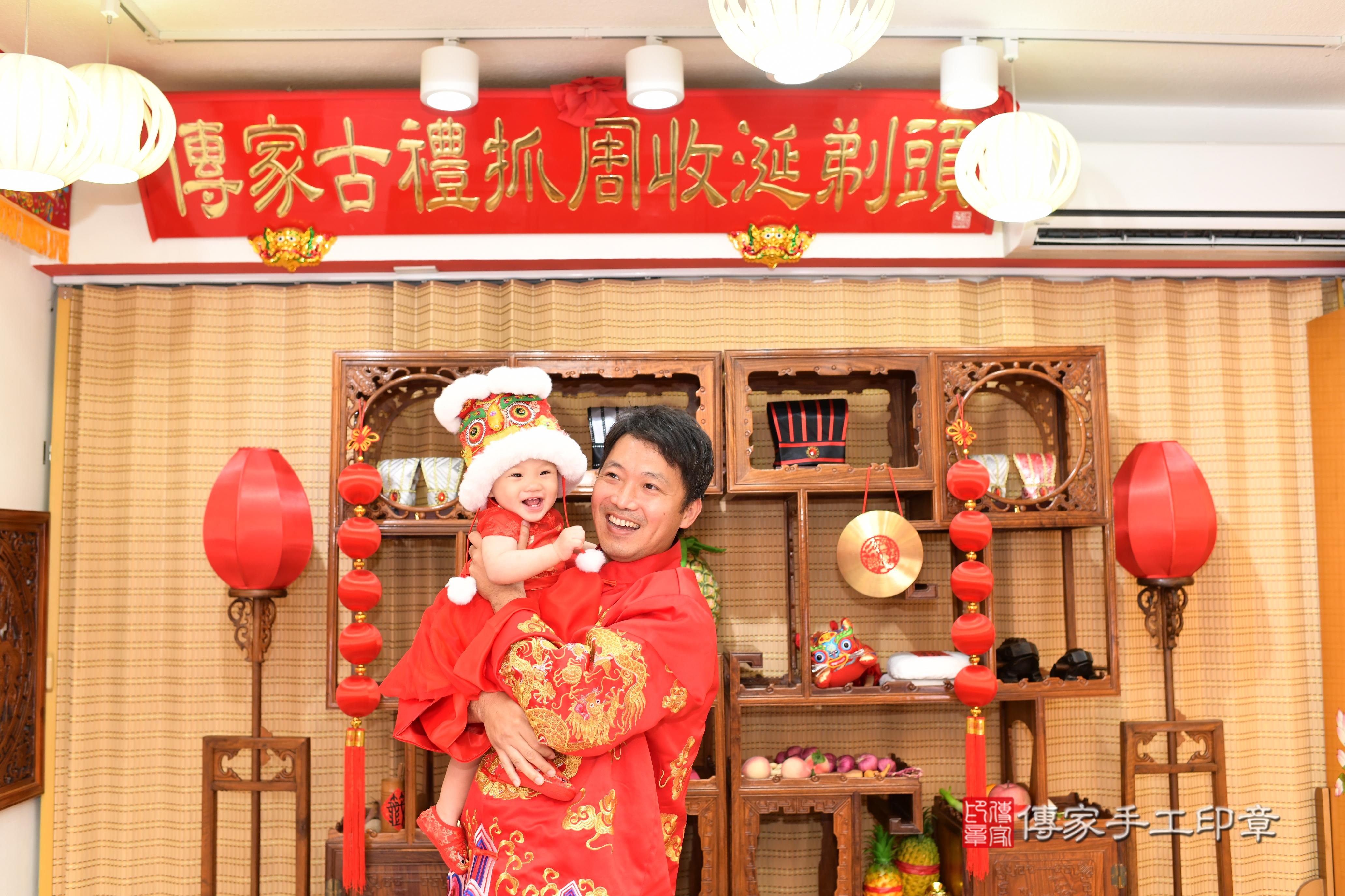 傳家手工印章台南店、抓周、度脺、中國風會場、傳家嬰兒古禮、吉祥話、抓周道具物品24種、拍照。抓周證書。寶寶抓周、滿周歲、生日快樂、祝福