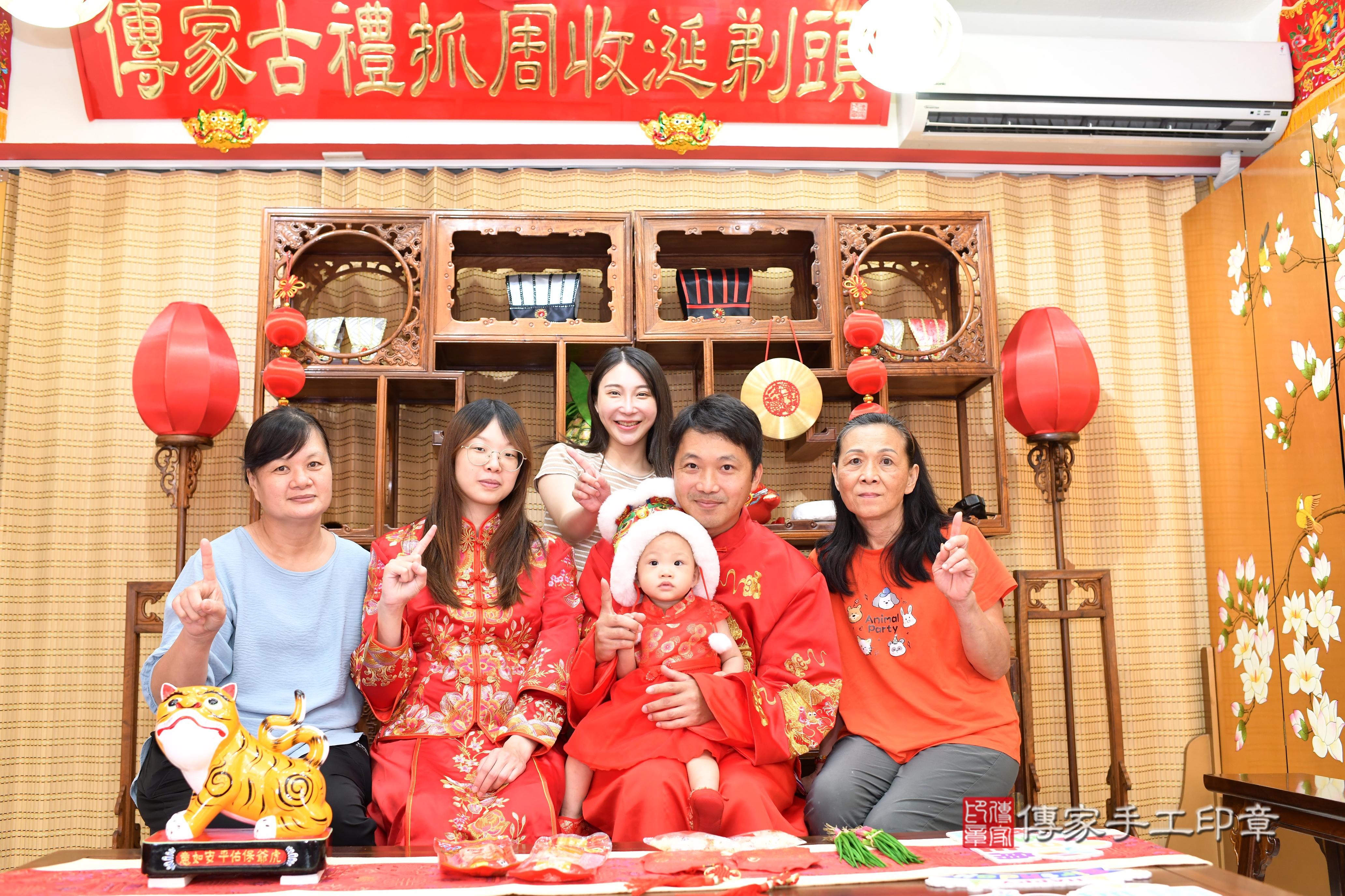 傳家手工印章台南店、抓周、度脺、中國風會場、傳家嬰兒古禮、吉祥話、抓周道具物品24種、拍照。抓周證書。寶寶抓周、滿周歲、生日快樂、祝福