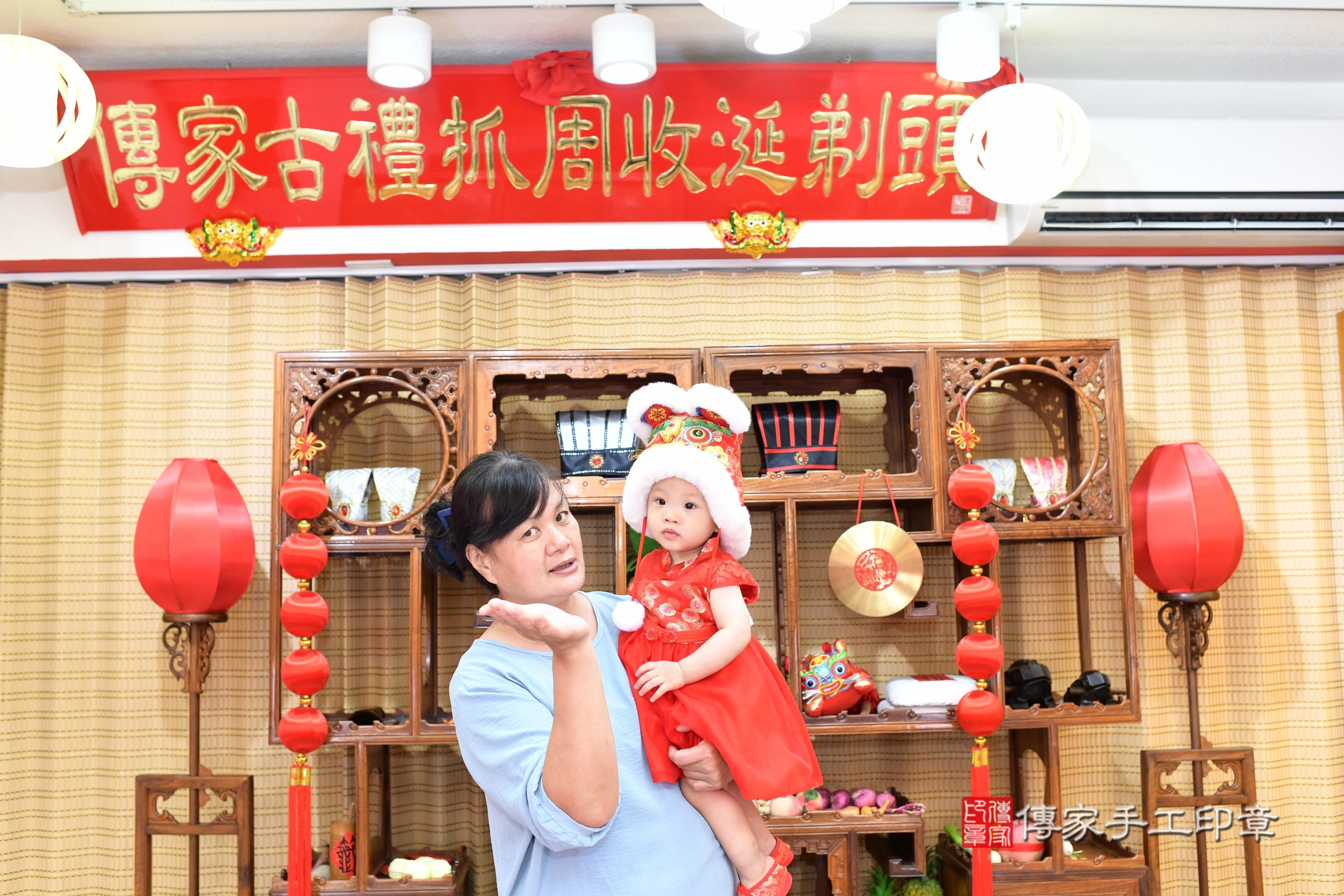 傳家手工印章台南店、抓周、度脺、中國風會場、傳家嬰兒古禮、吉祥話、抓周道具物品24種、拍照。抓周證書。寶寶抓周、滿周歲、生日快樂、祝福
