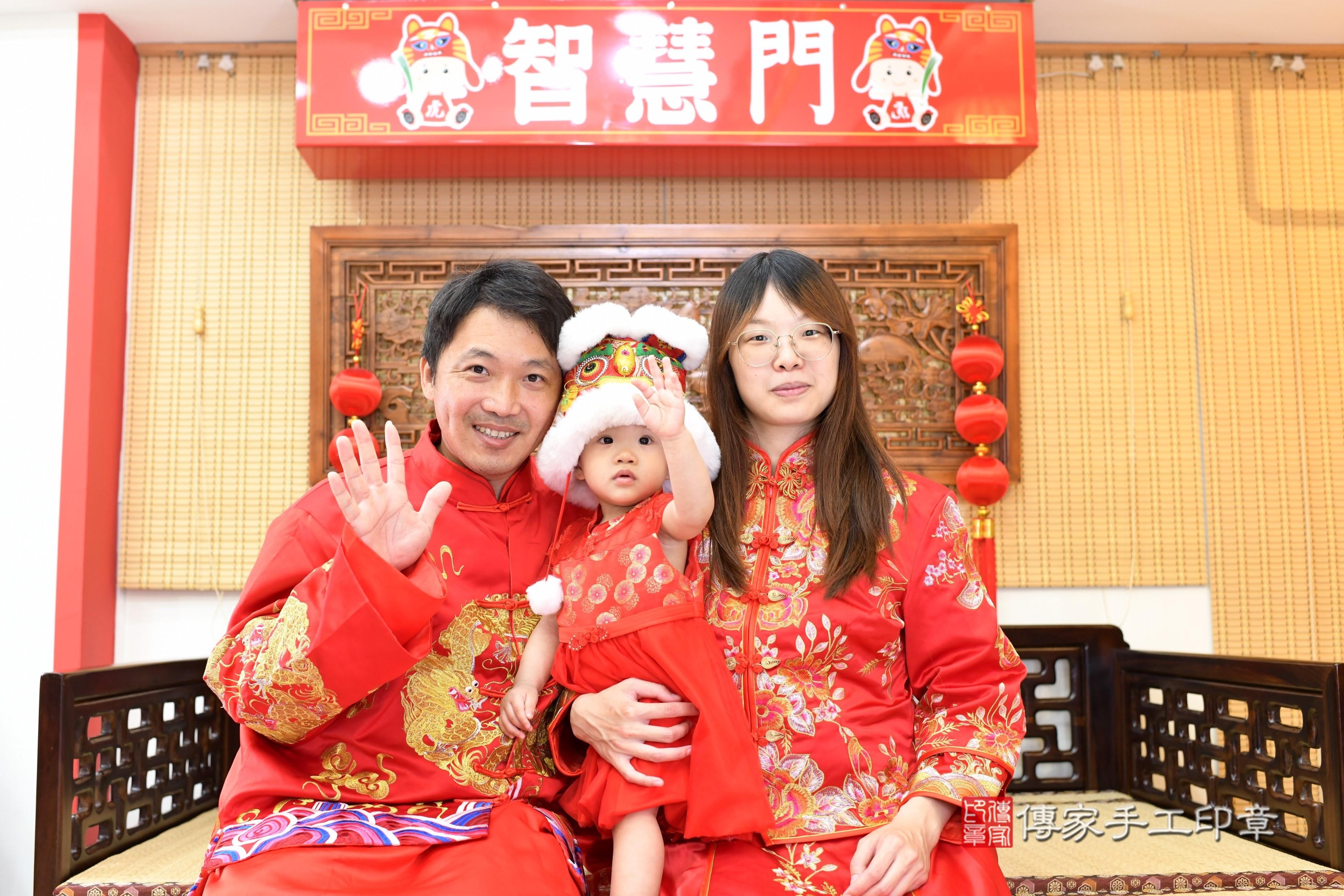 傳家手工印章台南店、抓周、度脺、中國風會場、傳家嬰兒古禮、吉祥話、抓周道具物品24種、拍照。抓周證書。寶寶抓周、滿周歲、生日快樂、祝福