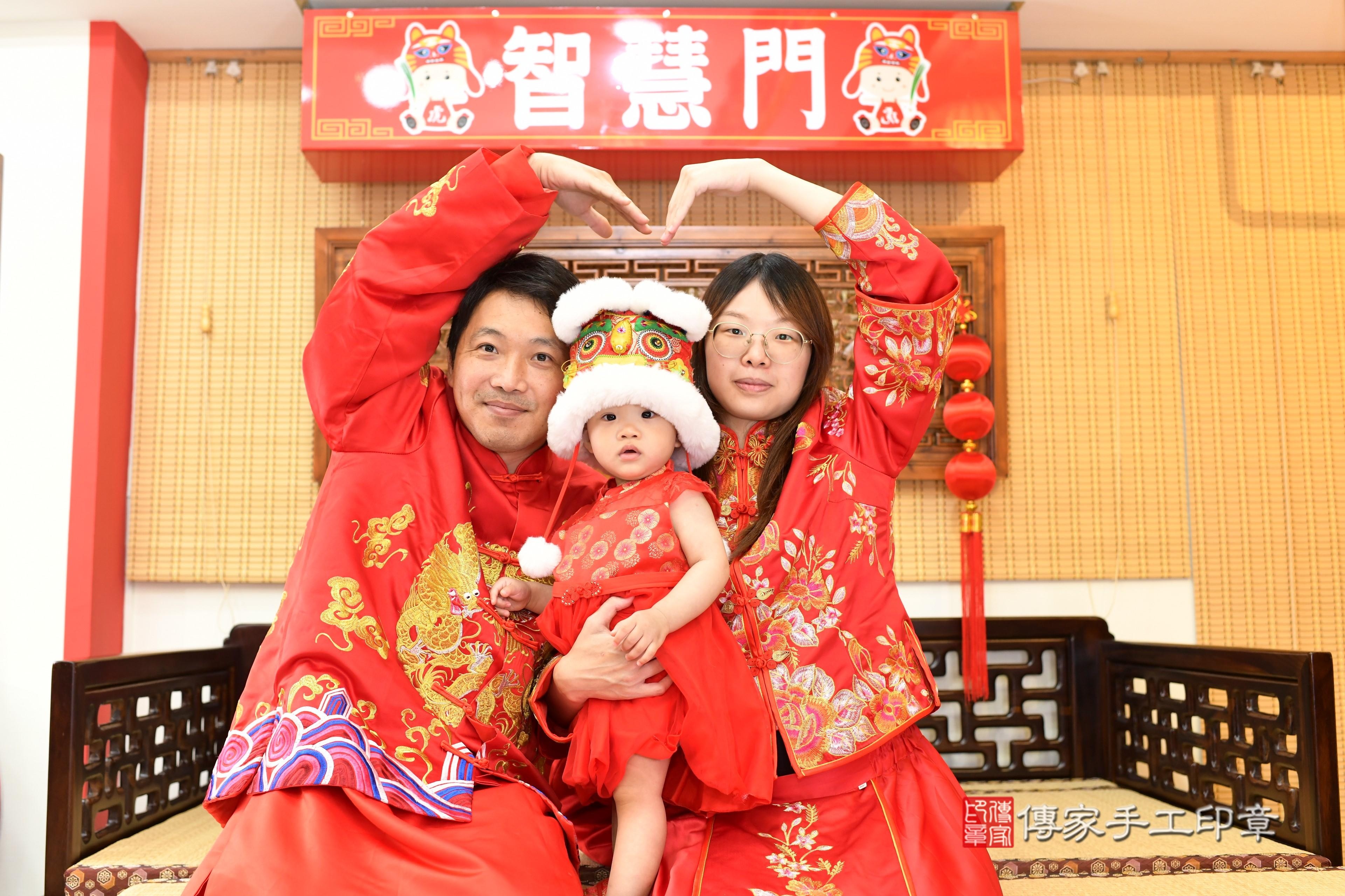 傳家手工印章台南店、抓周、度脺、中國風會場、傳家嬰兒古禮、吉祥話、抓周道具物品24種、拍照。抓周證書。寶寶抓周、滿周歲、生日快樂、祝福.jpg