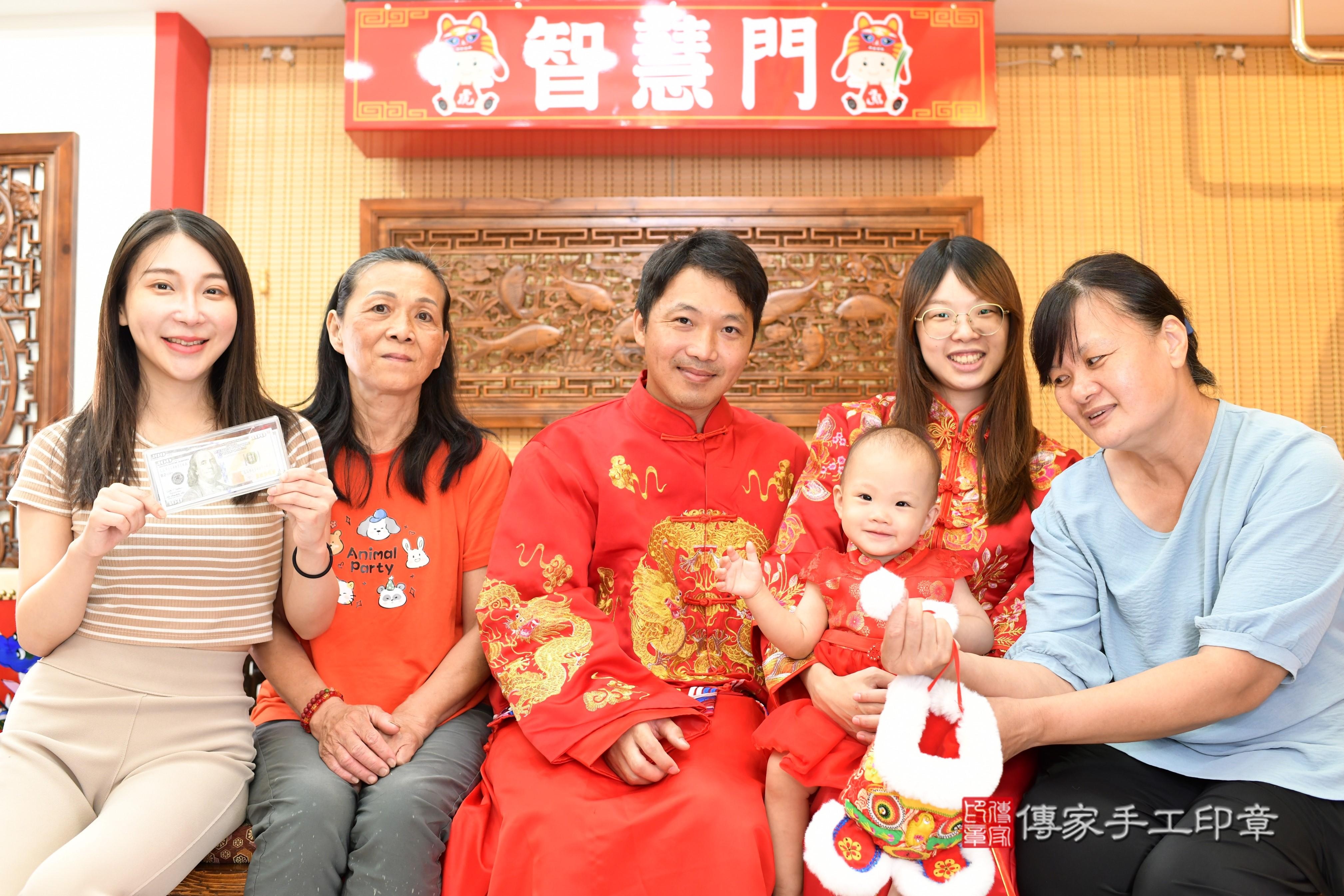 傳家手工印章台南店、抓周、度脺、中國風會場、傳家嬰兒古禮、吉祥話、抓周道具物品24種、拍照。抓周證書。寶寶抓周、滿周歲、生日快樂、祝福