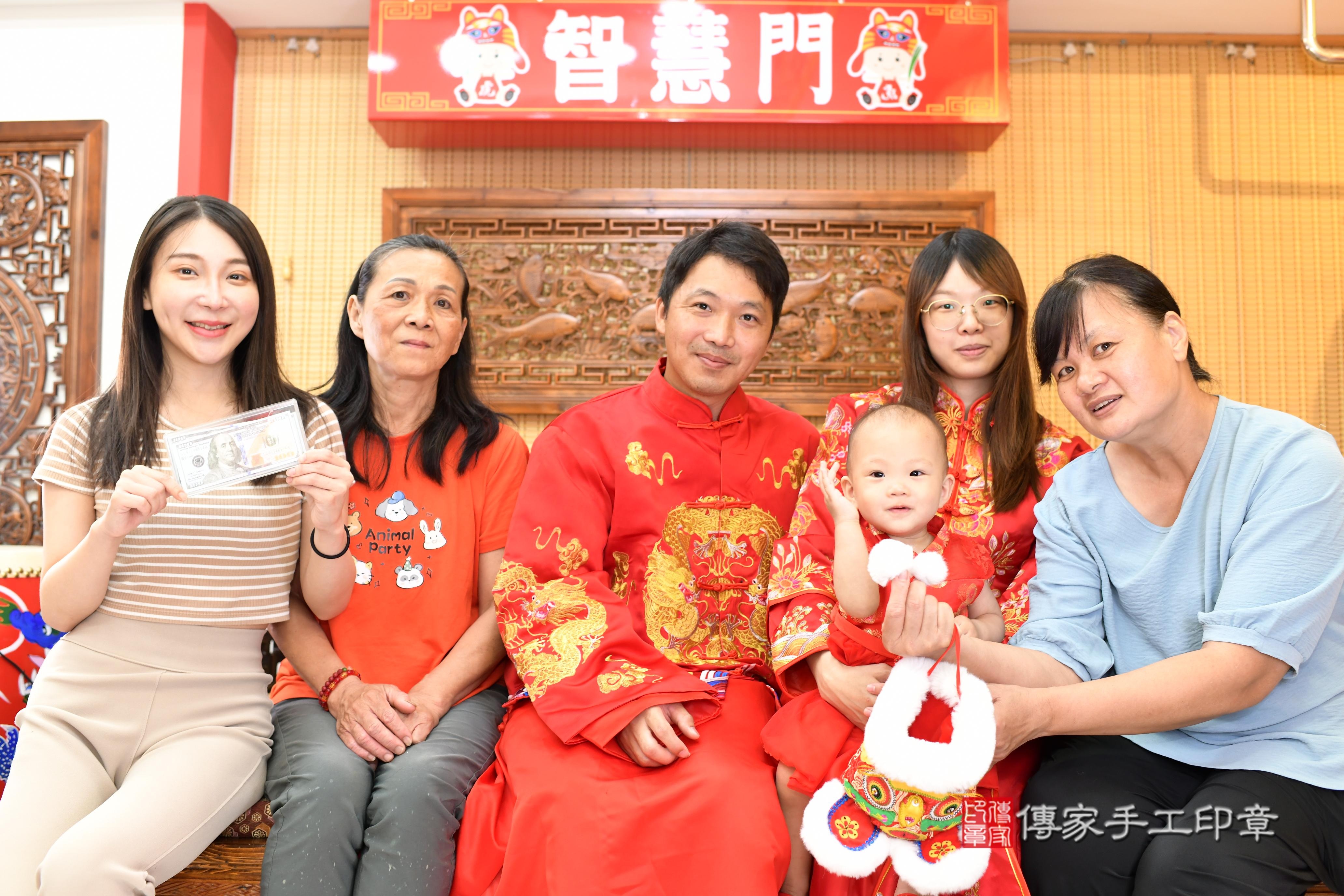 傳家手工印章台南店、抓周、度脺、中國風會場、傳家嬰兒古禮、吉祥話、抓周道具物品24種、拍照。抓周證書。寶寶抓周、滿周歲、生日快樂、祝福