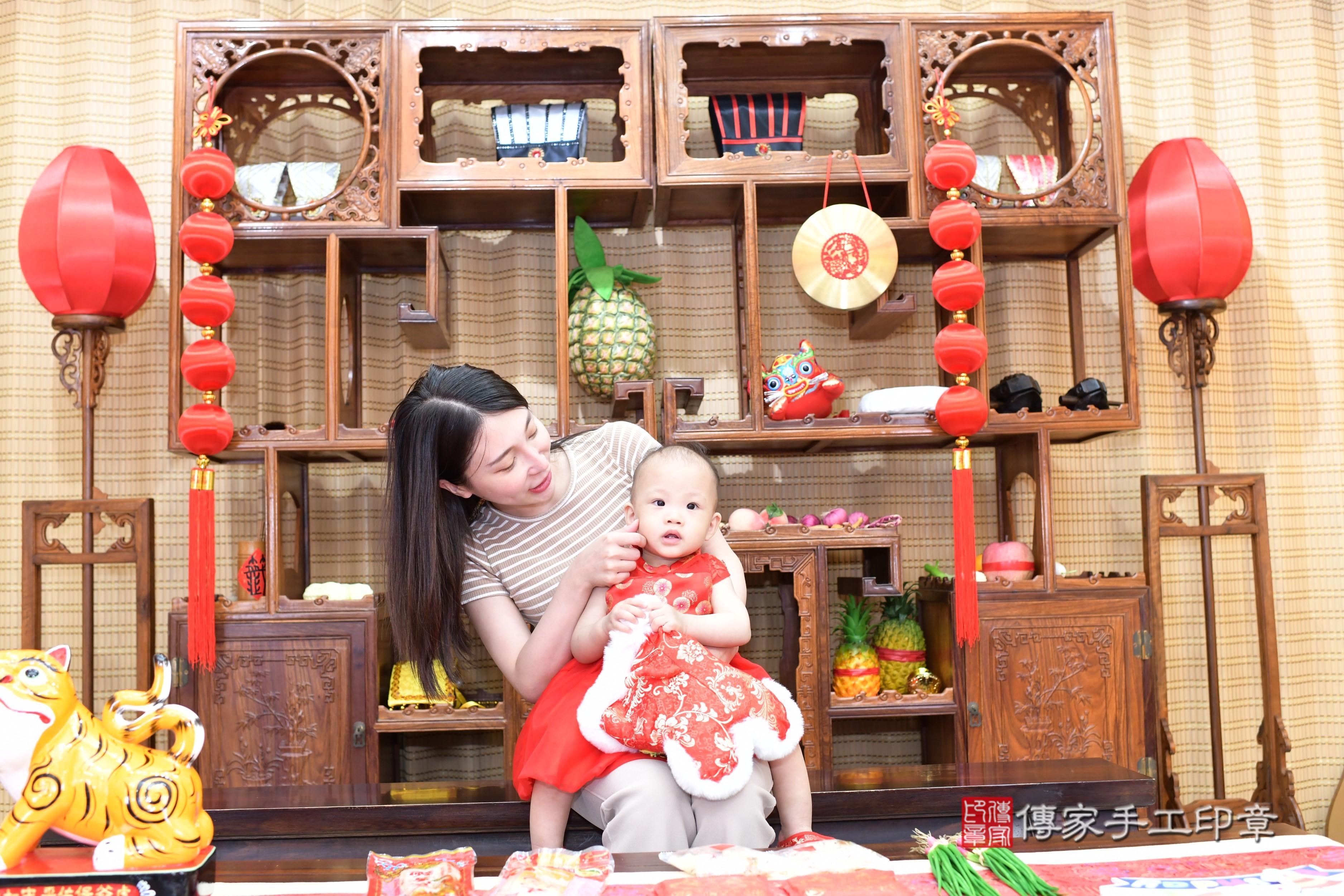 傳家手工印章台南店、抓周、度脺、中國風會場、傳家嬰兒古禮、吉祥話、抓周道具物品24種、拍照。抓周證書。寶寶抓周、滿周歲、生日快樂、祝福