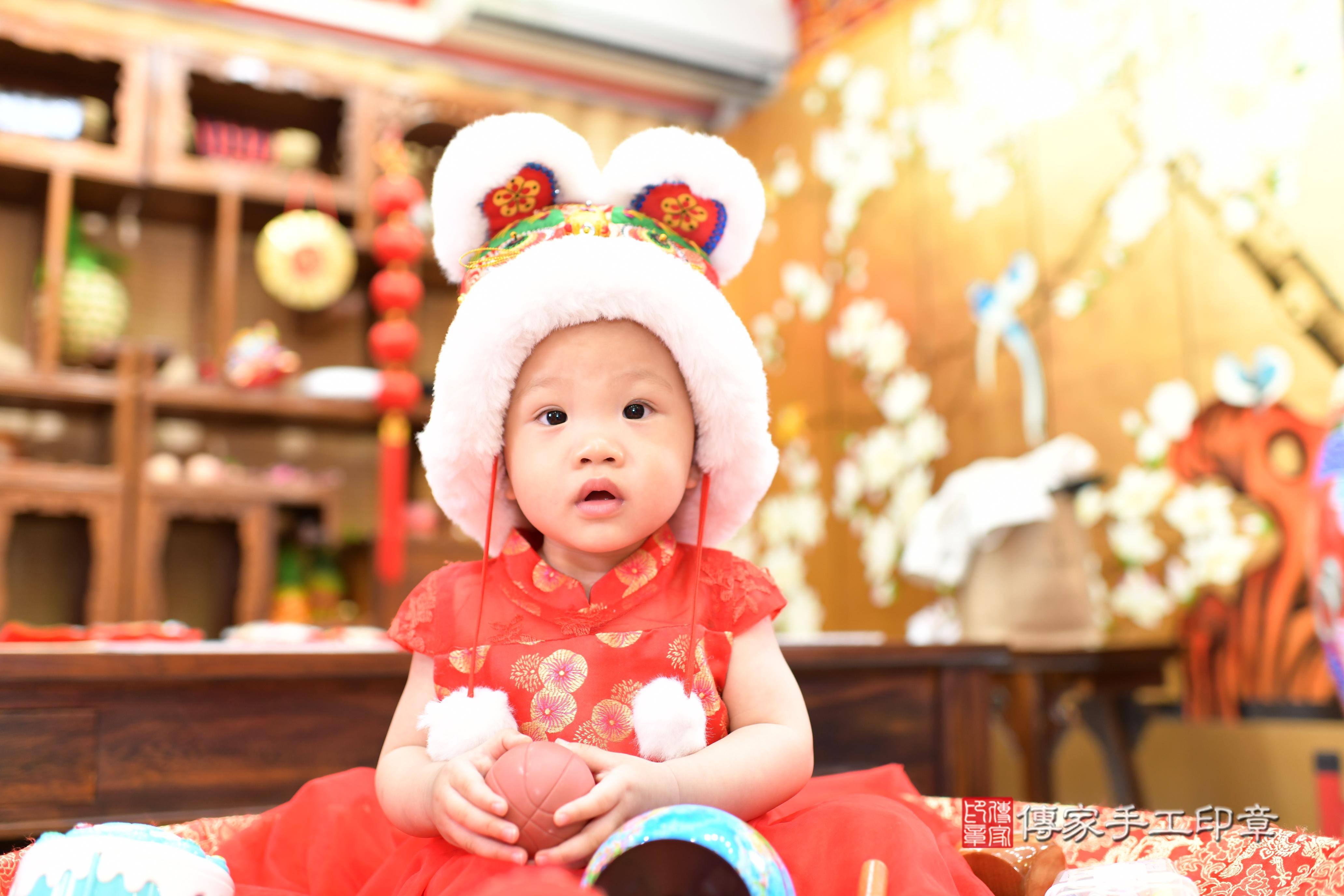 傳家手工印章台南店、抓周、度脺、中國風會場、傳家嬰兒古禮、吉祥話、抓周道具物品24種、拍照。抓周證書。寶寶抓周、滿周歲、生日快樂、祝福