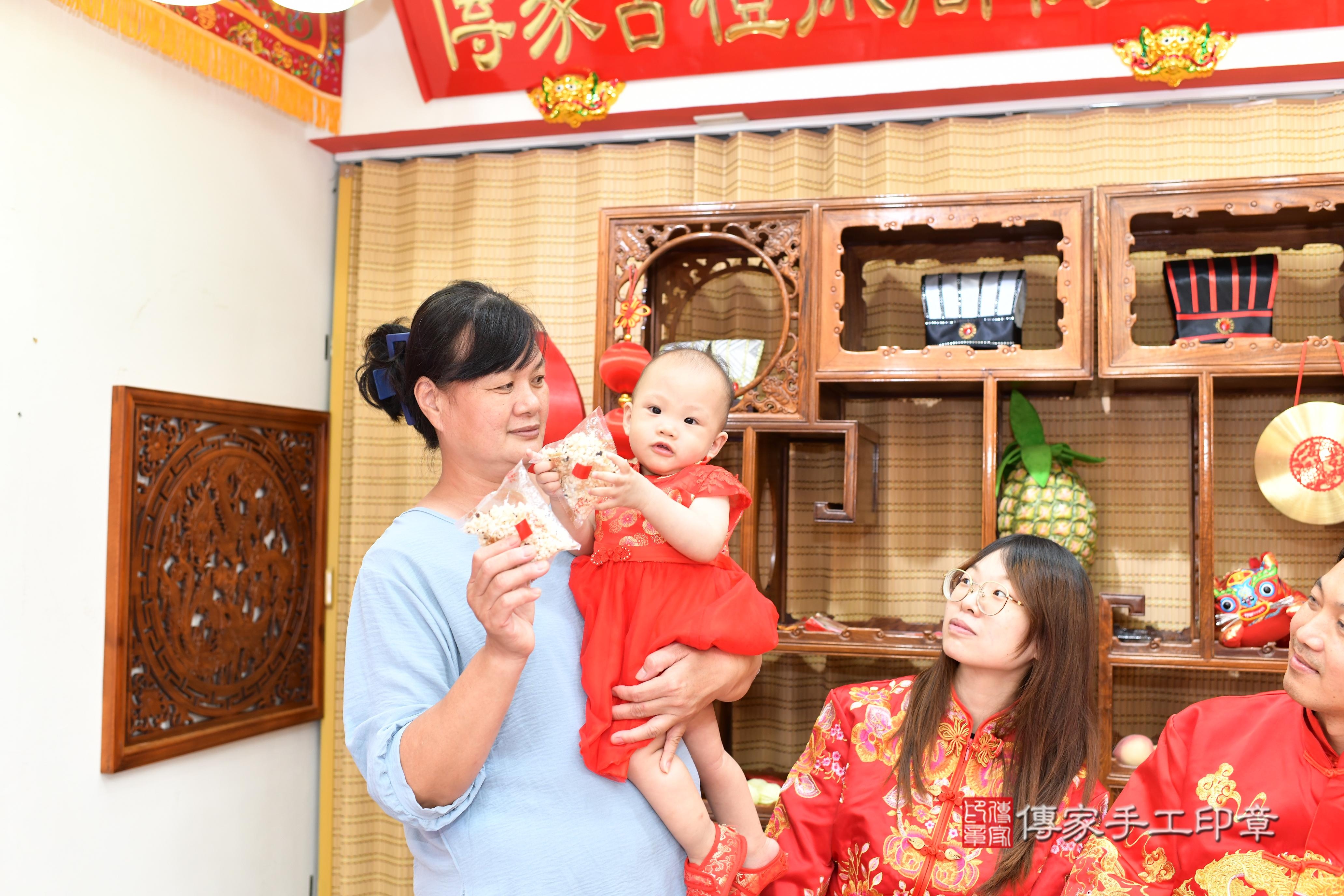 傳家手工印章台南店、抓周、度脺、中國風會場、傳家嬰兒古禮、吉祥話、抓周道具物品24種、拍照。抓周證書。寶寶抓周、滿周歲、生日快樂、祝福