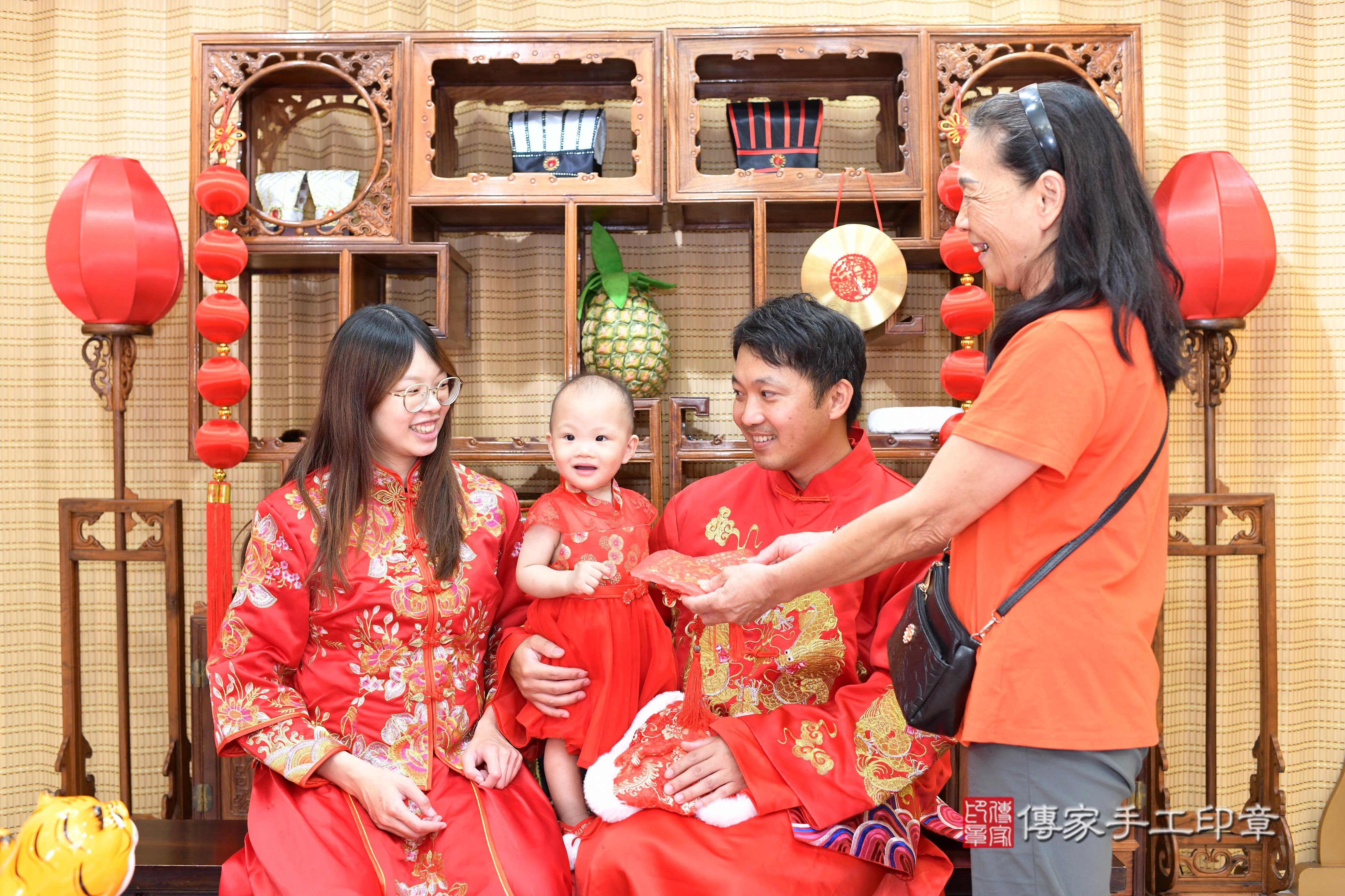 傳家手工印章台南店、抓周、度脺、中國風會場、傳家嬰兒古禮、吉祥話、抓周道具物品24種、拍照。抓周證書。寶寶抓周、滿周歲、生日快樂、祝福