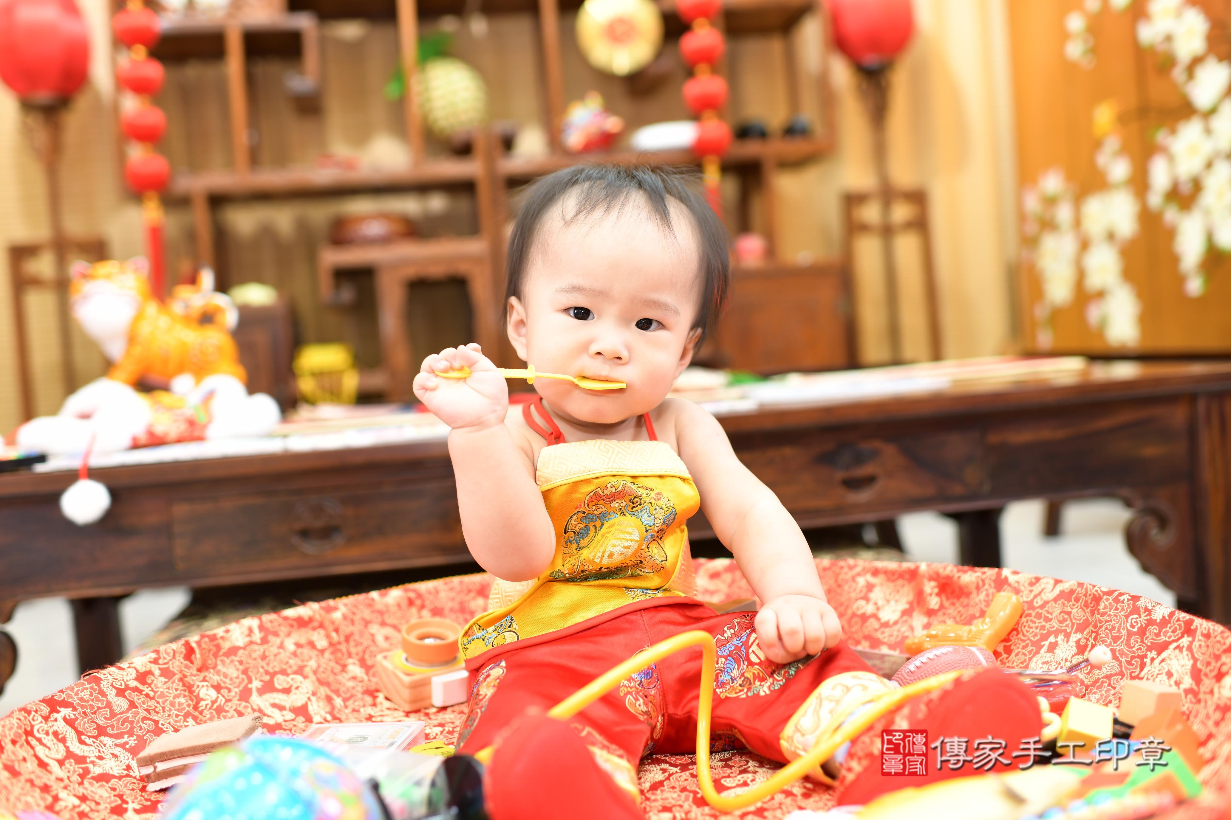 傳家手工印章台南店、抓周、度脺、中國風會場、傳家嬰兒古禮、吉祥話、抓周道具物品24種、拍照。抓周證書。寶寶抓周、滿周歲、生日快樂、祝福