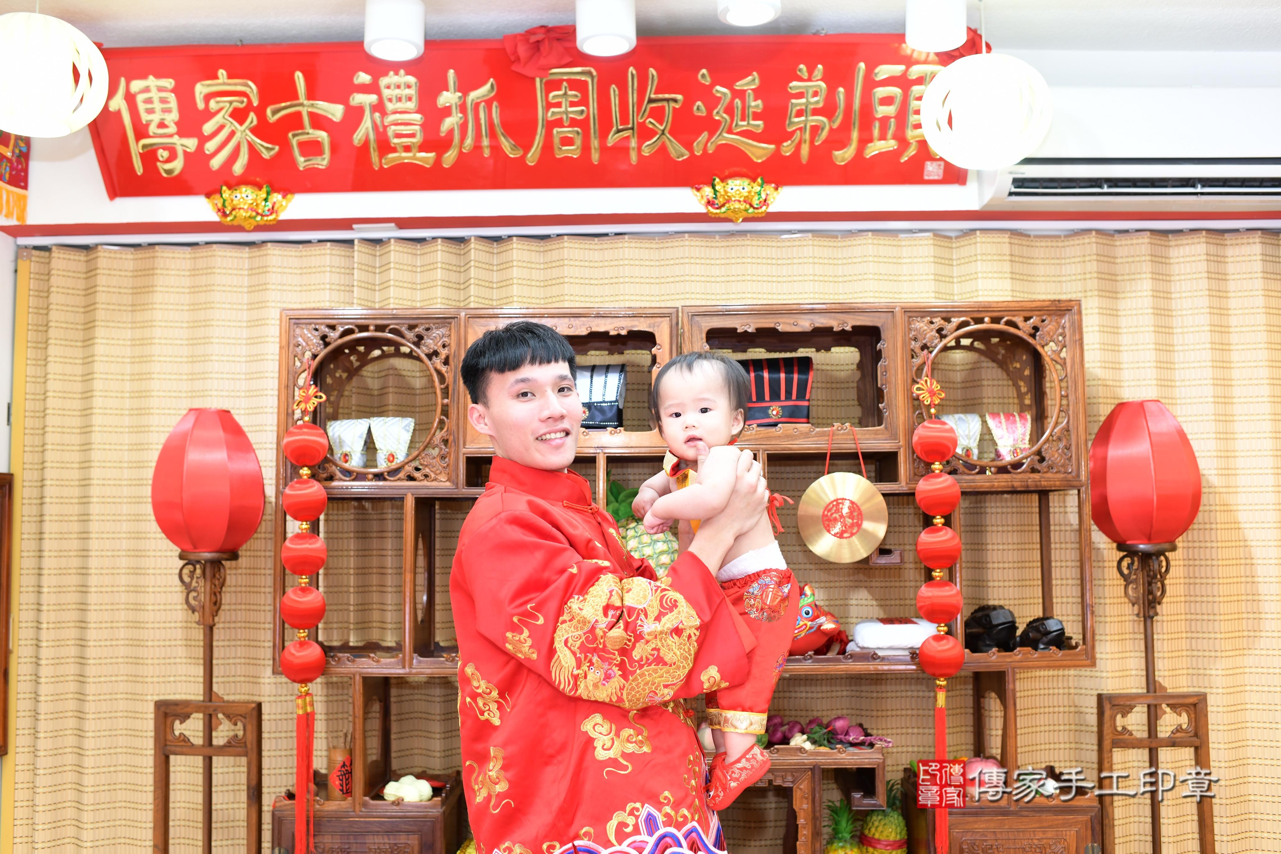 傳家手工印章台南店、抓周、度脺、中國風會場、傳家嬰兒古禮、吉祥話、抓周道具物品24種、拍照。抓周證書。寶寶抓周、滿周歲、生日快樂、祝福