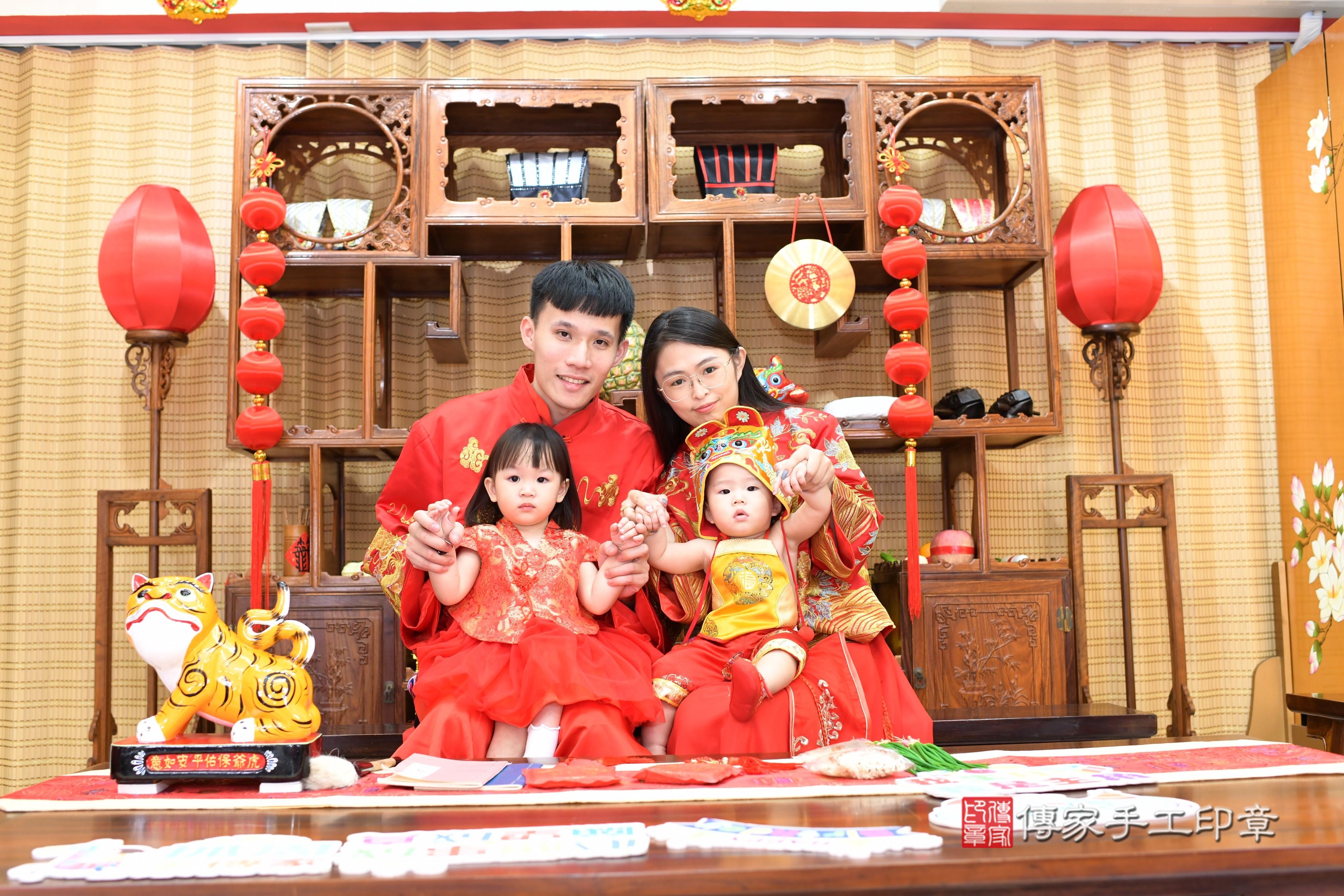 傳家手工印章台南店、抓周、度脺、中國風會場、傳家嬰兒古禮、吉祥話、抓周道具物品24種、拍照。抓周證書。寶寶抓周、滿周歲、生日快樂、祝福