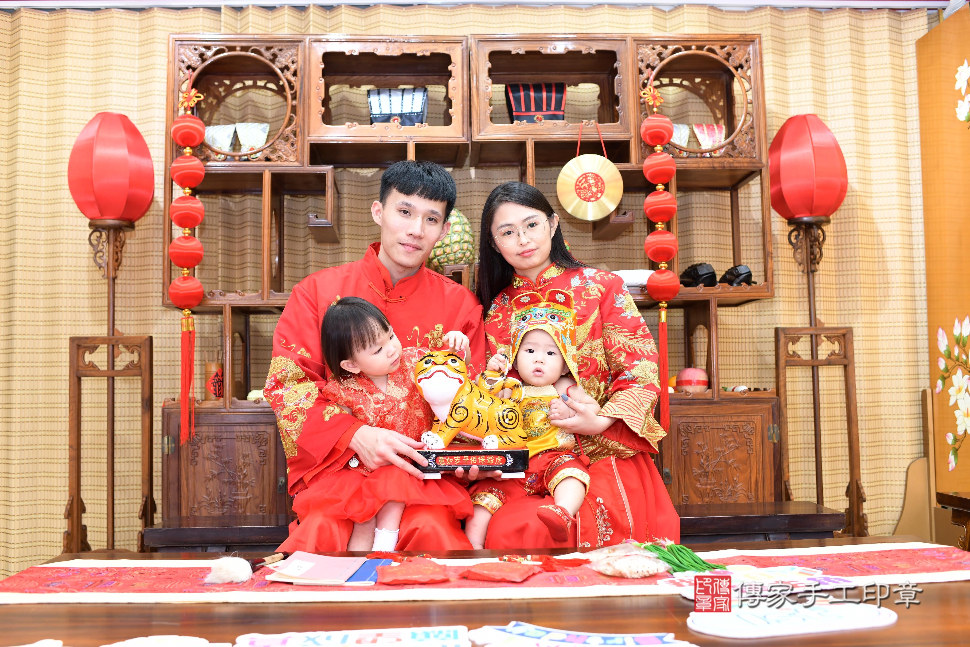 傳家手工印章台南店、抓周、度脺、中國風會場、傳家嬰兒古禮、吉祥話、抓周道具物品24種、拍照。抓周證書。寶寶抓周、滿周歲、生日快樂、祝福