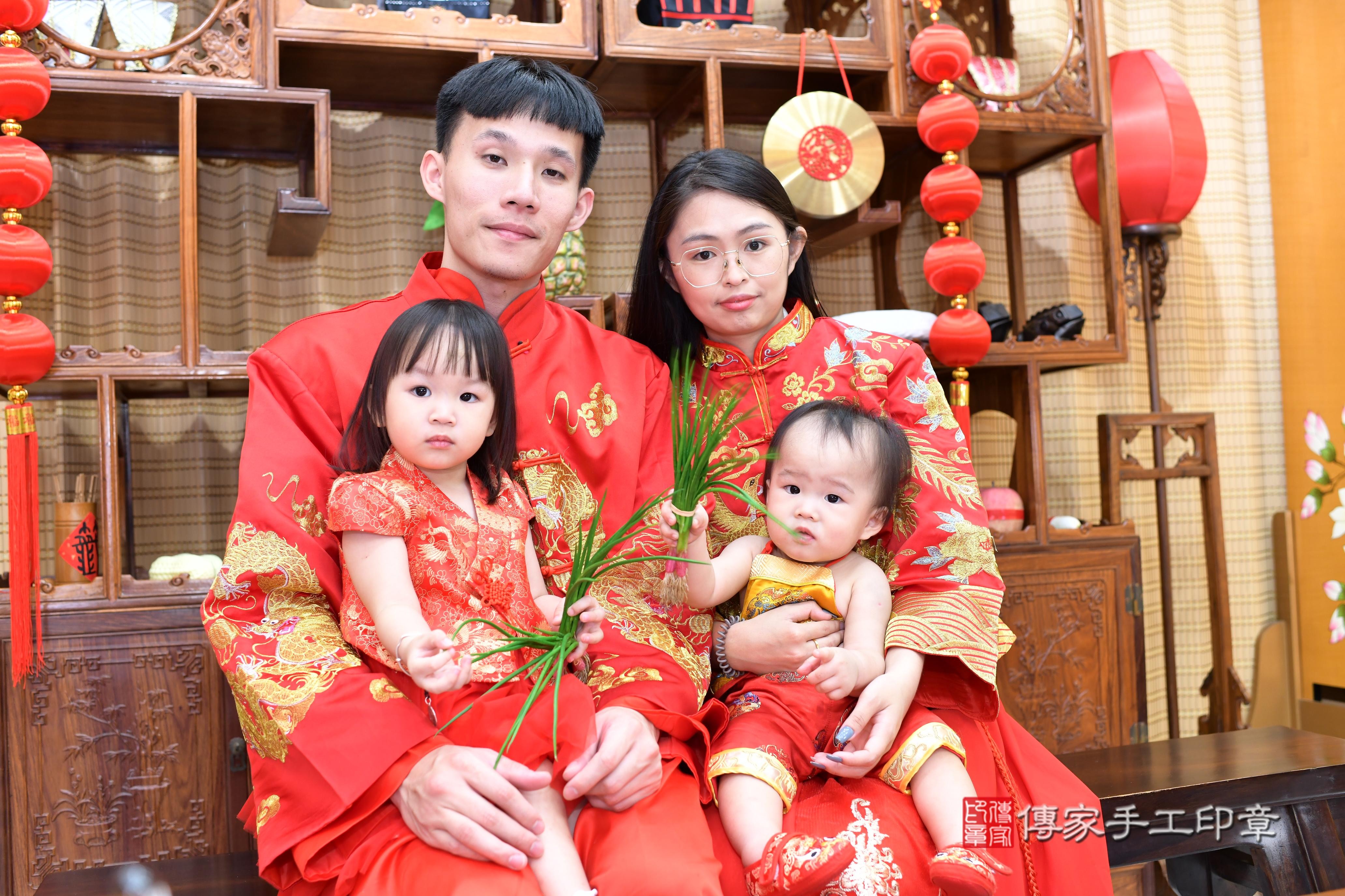 傳家手工印章台南店、抓周、度脺、中國風會場、傳家嬰兒古禮、吉祥話、抓周道具物品24種、拍照。抓周證書。寶寶抓周、滿周歲、生日快樂、祝福