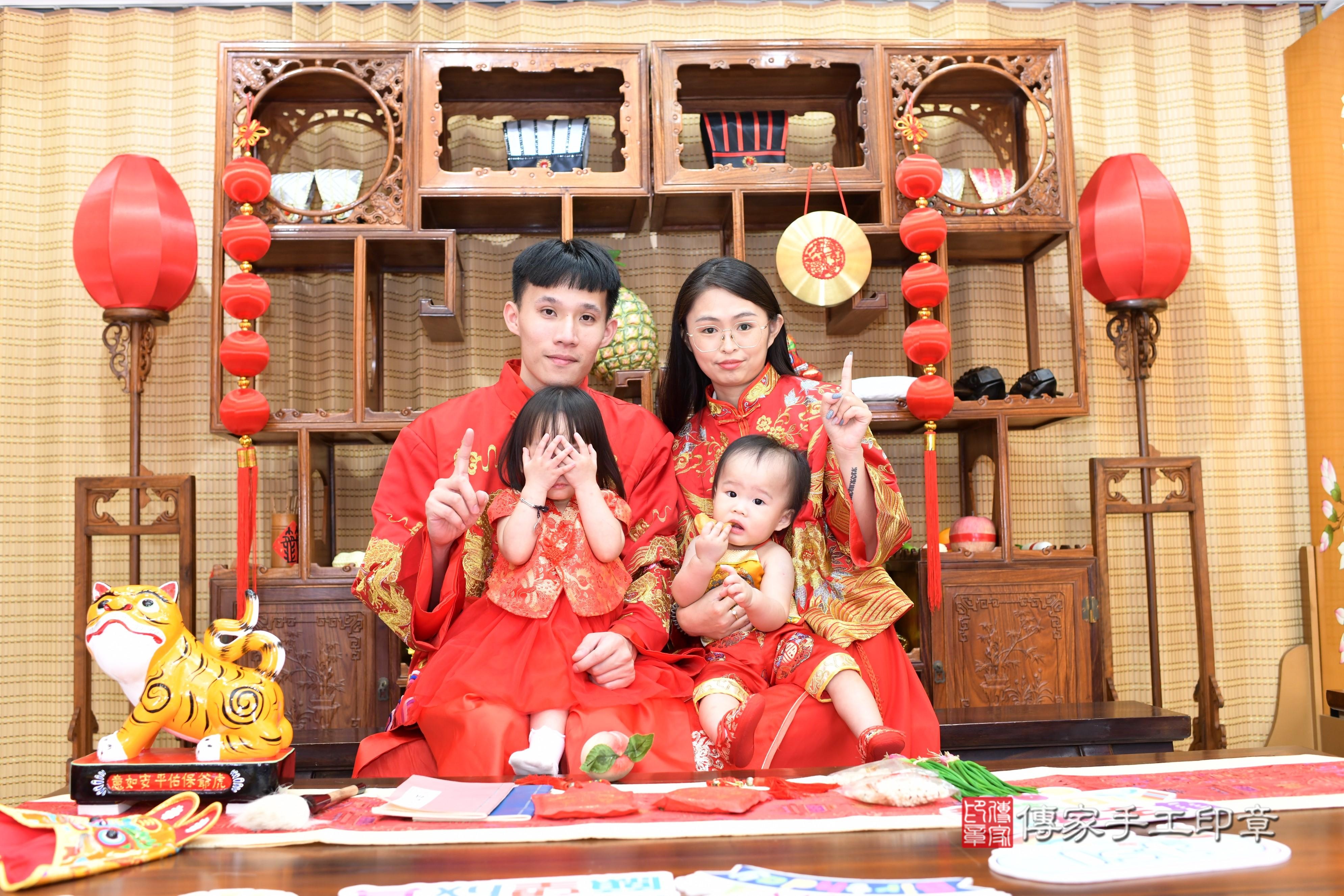 傳家手工印章台南店、抓周、度脺、中國風會場、傳家嬰兒古禮、吉祥話、抓周道具物品24種、拍照。抓周證書。寶寶抓周、滿周歲、生日快樂、祝福