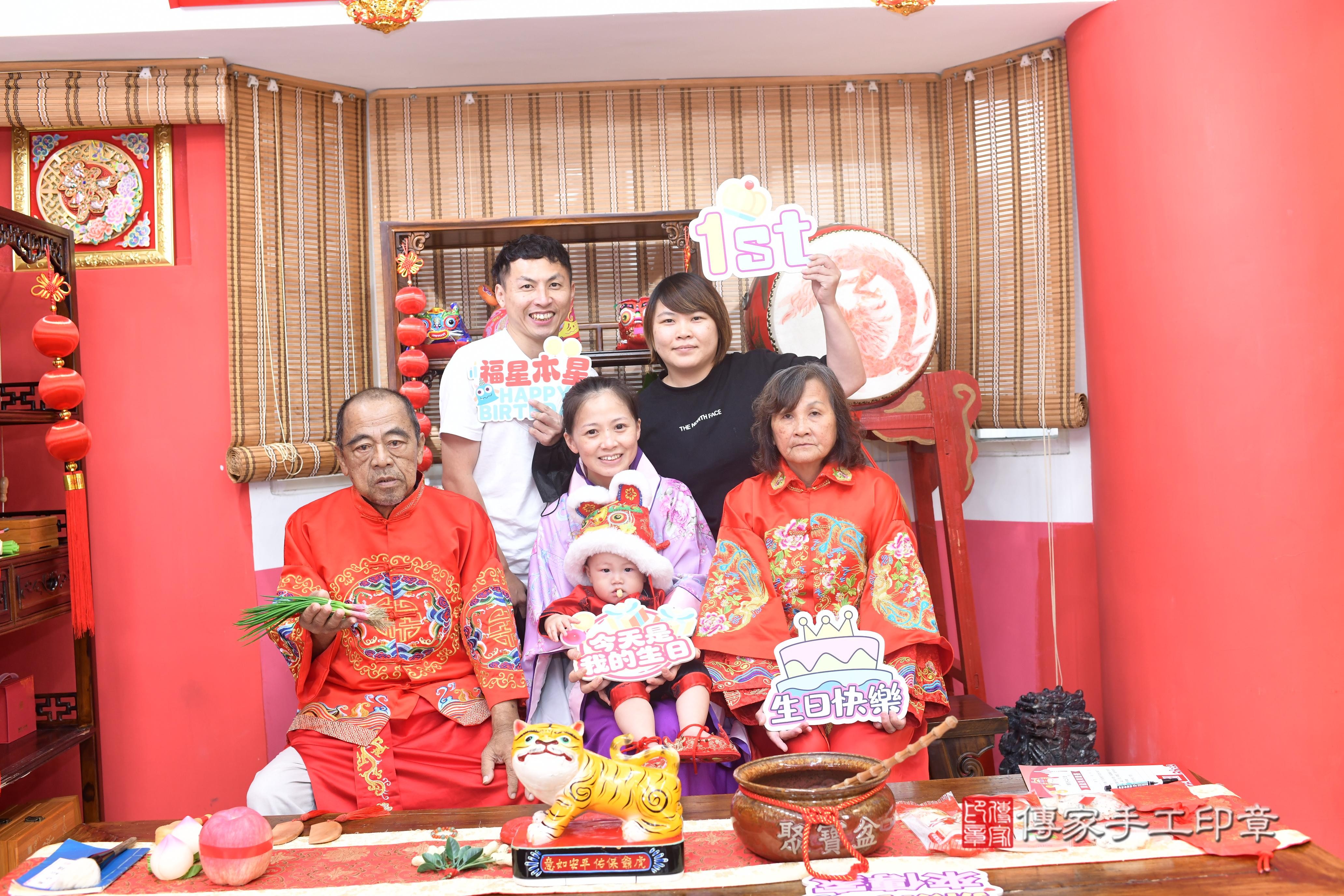 傳家手工印章高雄店、抓周、度脺、中國風會場、傳家嬰兒古禮、吉祥話、抓周道具物品24種、拍照。抓周證書。寶寶抓周、滿周歲、生日快樂、祝福