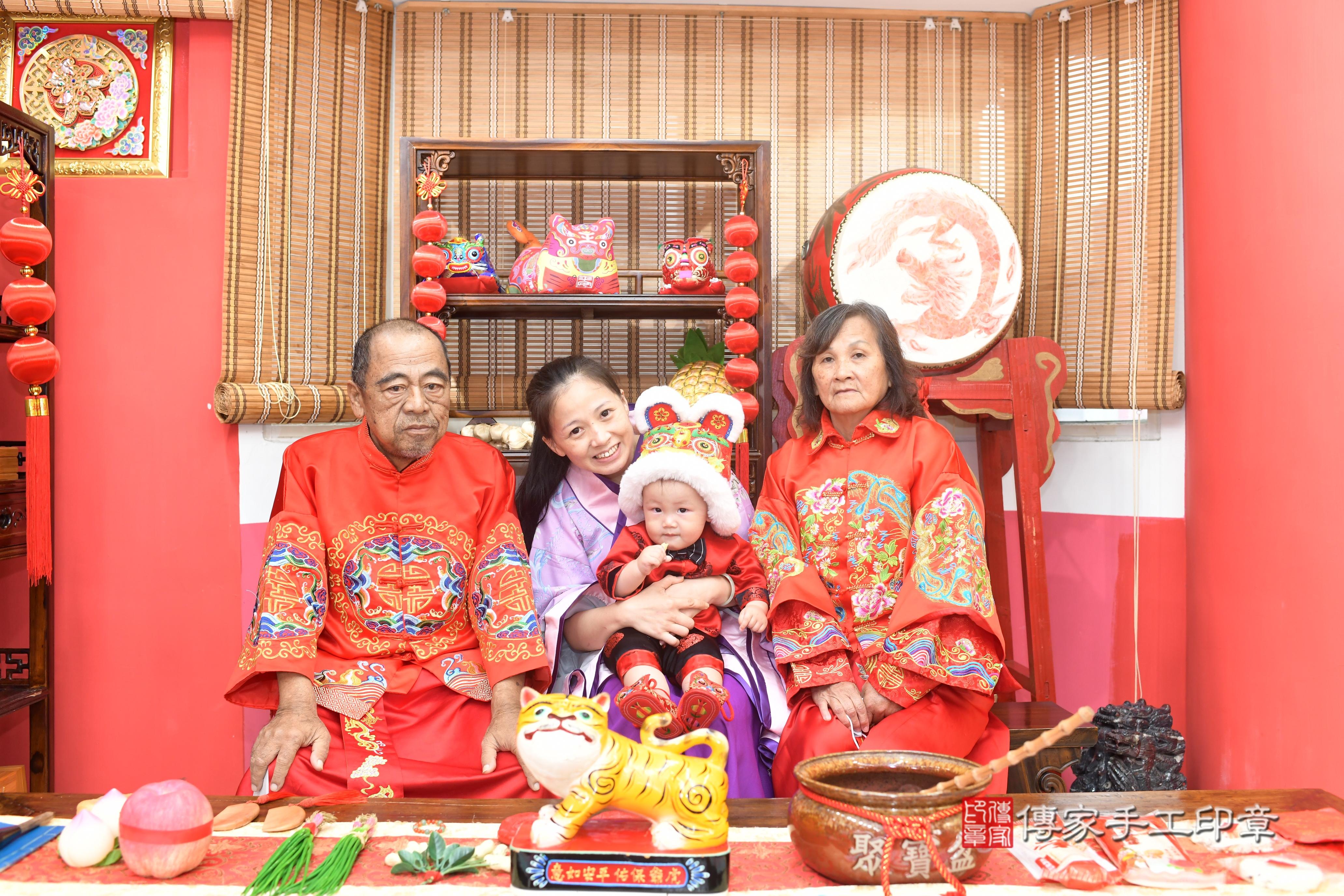 傳家手工印章高雄店、抓周、度脺、中國風會場、傳家嬰兒古禮、吉祥話、抓周道具物品24種、拍照。抓周證書。寶寶抓周、滿周歲、生日快樂、祝福
