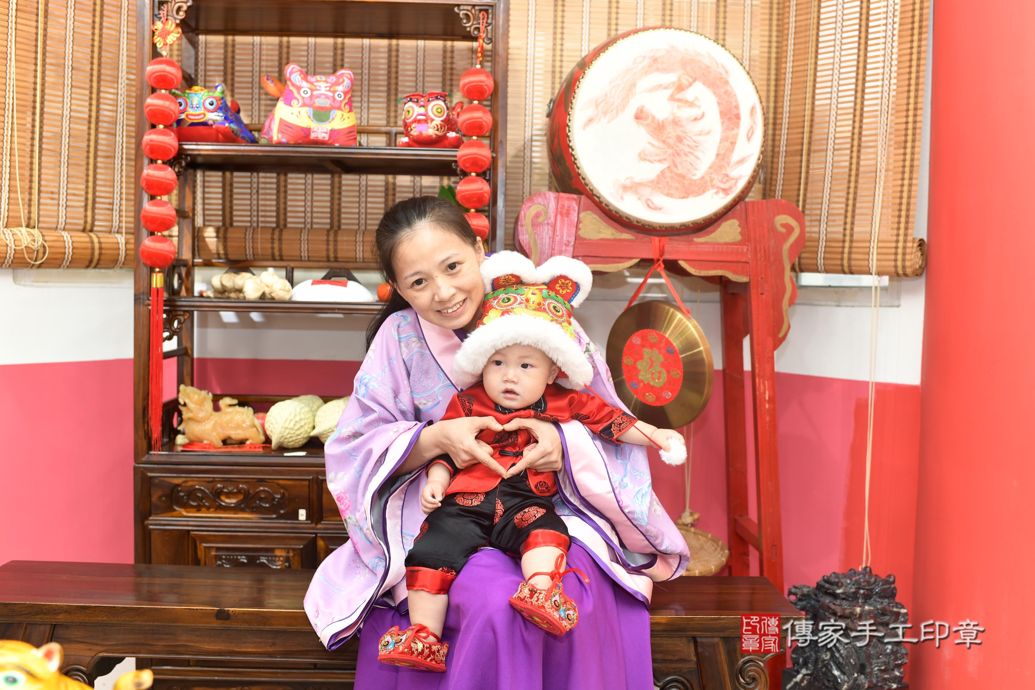 傳家手工印章高雄店、抓周、度脺、中國風會場、傳家嬰兒古禮、吉祥話、抓周道具物品24種、拍照。抓周證書。寶寶抓周、滿周歲、生日快樂、祝福