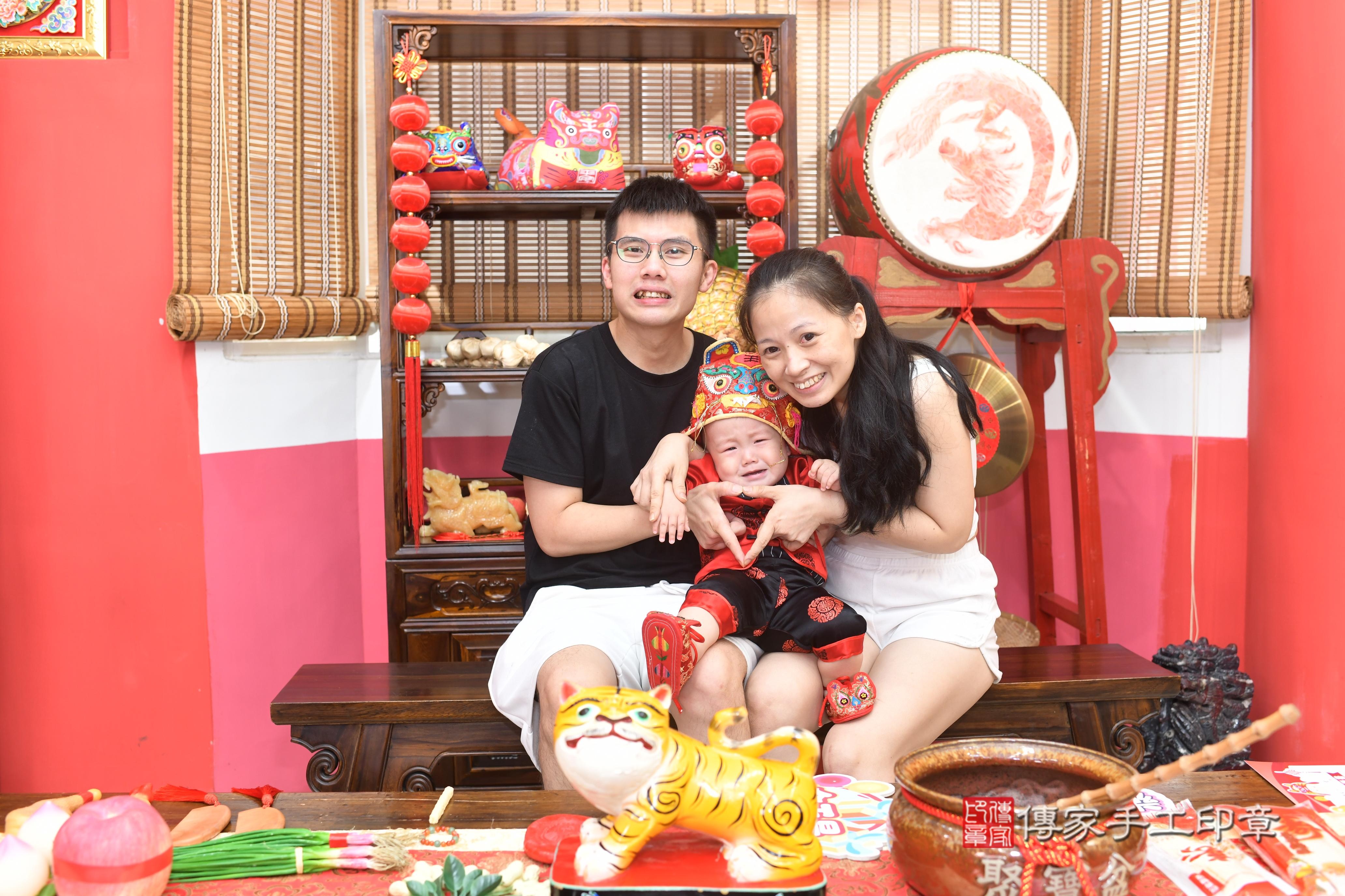 傳家手工印章高雄店、抓周、度脺、中國風會場、傳家嬰兒古禮、吉祥話、抓周道具物品24種、拍照。抓周證書。寶寶抓周、滿周歲、生日快樂、祝福