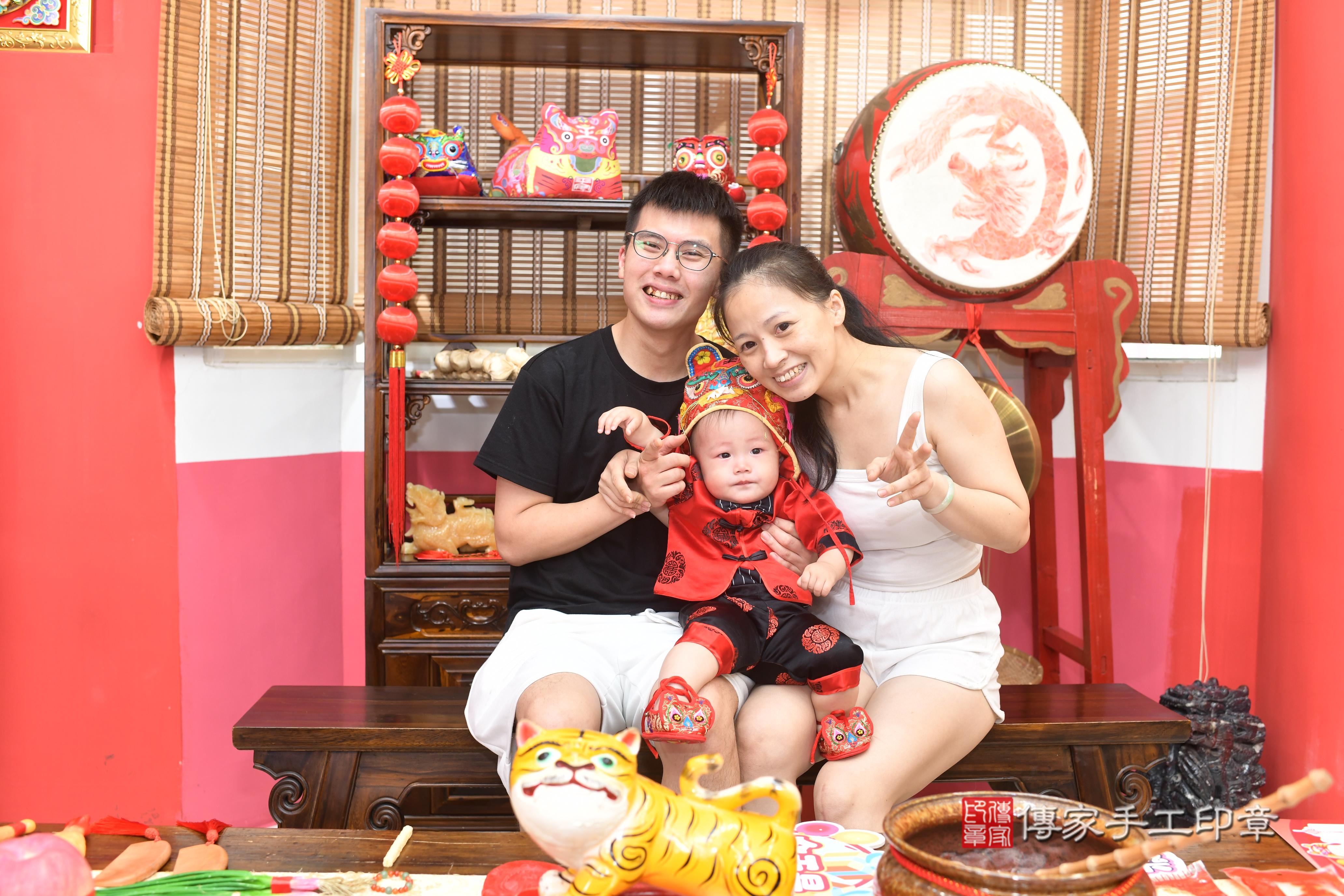 傳家手工印章高雄店、抓周、度脺、中國風會場、傳家嬰兒古禮、吉祥話、抓周道具物品24種、拍照。抓周證書。寶寶抓周、滿周歲、生日快樂、祝福