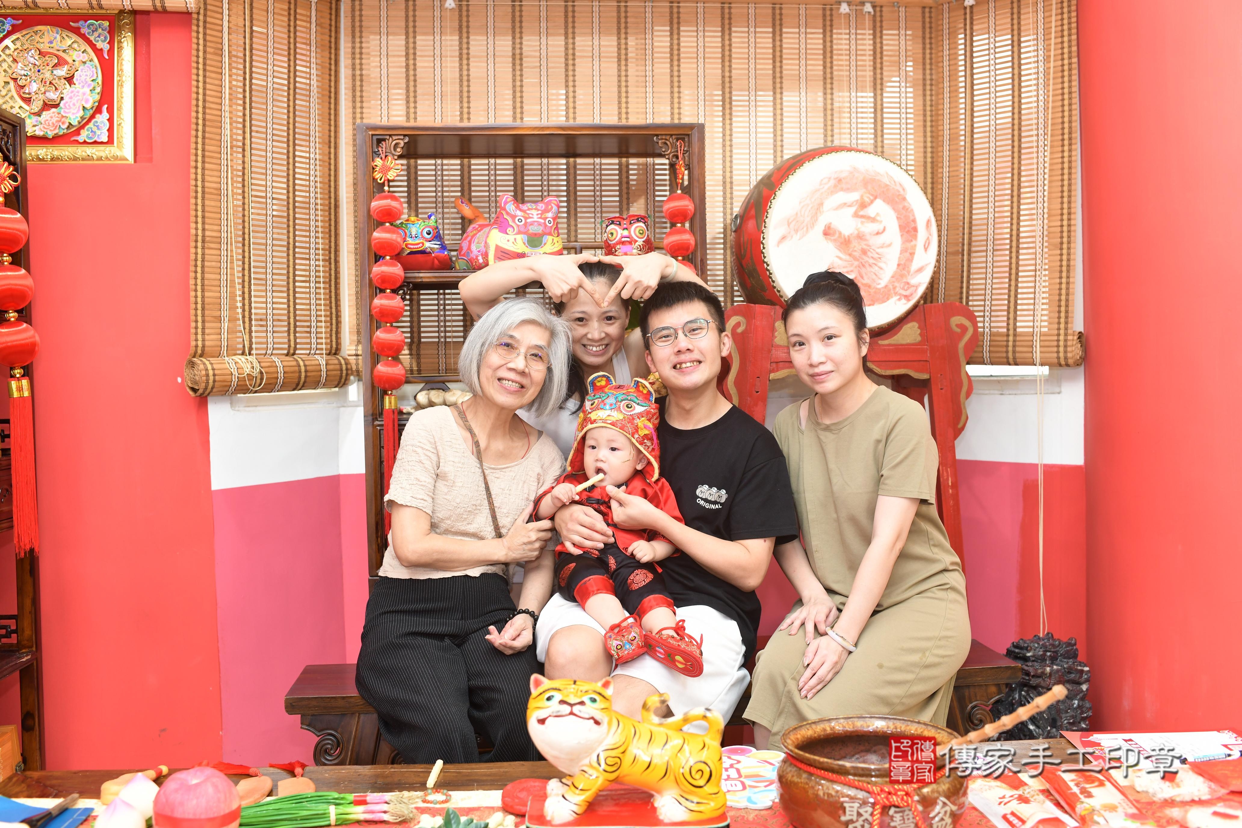 傳家手工印章高雄店、抓周、度脺、中國風會場、傳家嬰兒古禮、吉祥話、抓周道具物品24種、拍照。抓周證書。寶寶抓周、滿周歲、生日快樂、祝福